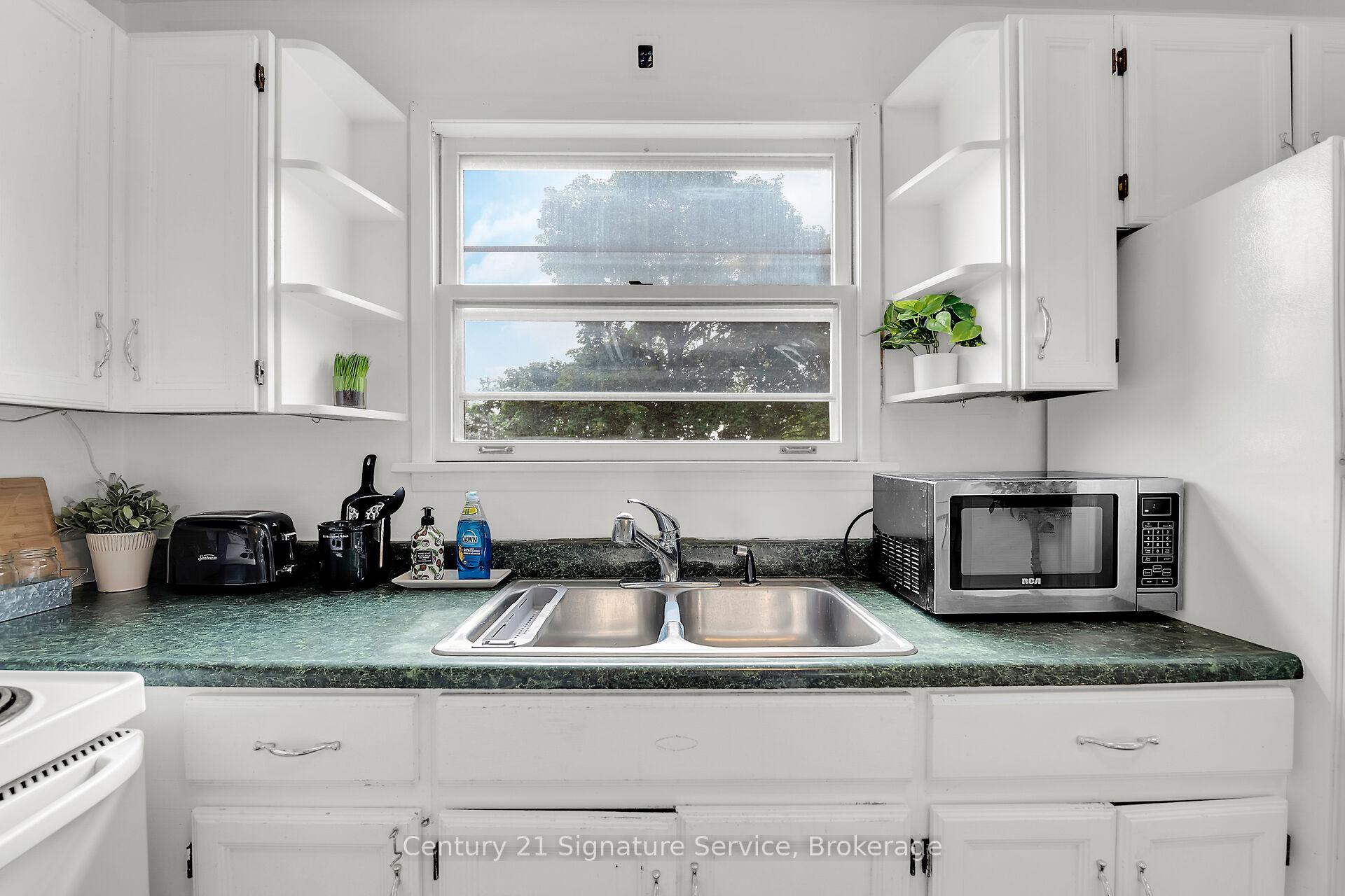 Photo 3 of 17 Fleming Avenue W, Brampton, Downtown Brampton — HOMEH