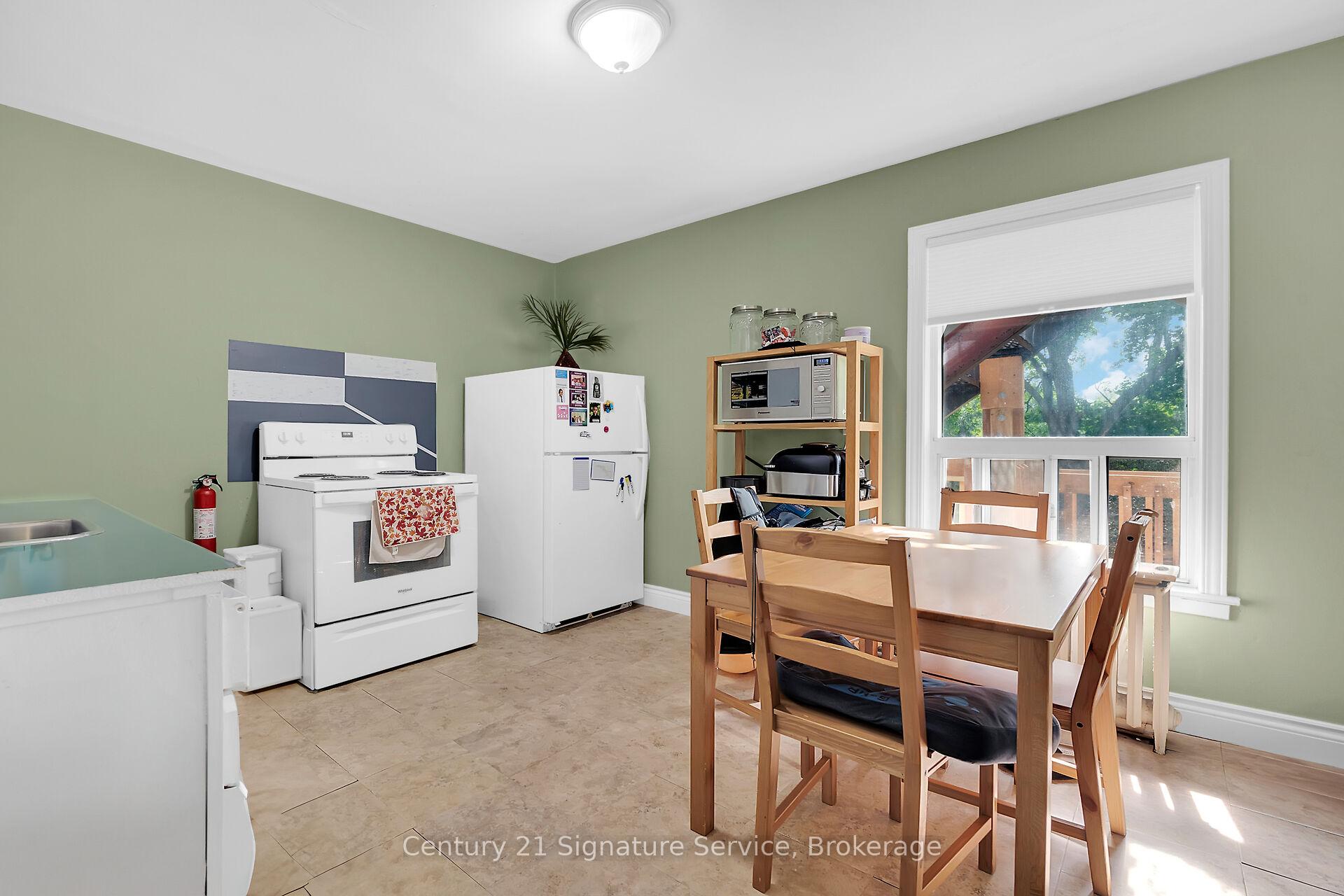 Photo 11 of 17 Fleming Avenue W, Brampton, Downtown Brampton — HOMEH