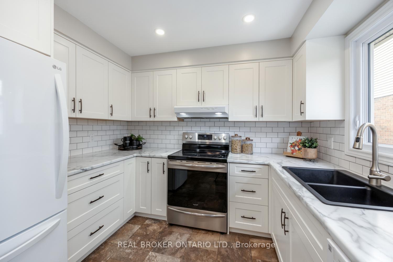 Photo 7 of 5 Walbridge Court, Clarington, Bowmanville — HOMEH
