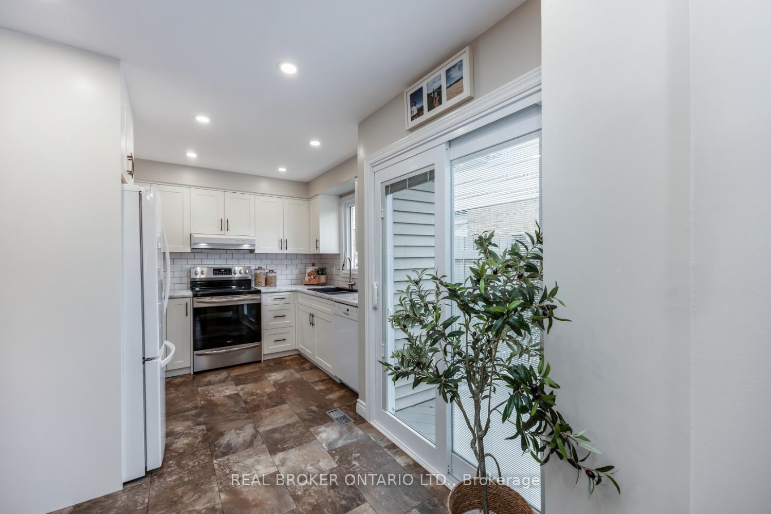 Photo 9 of 5 Walbridge Court, Clarington, Bowmanville — HOMEH