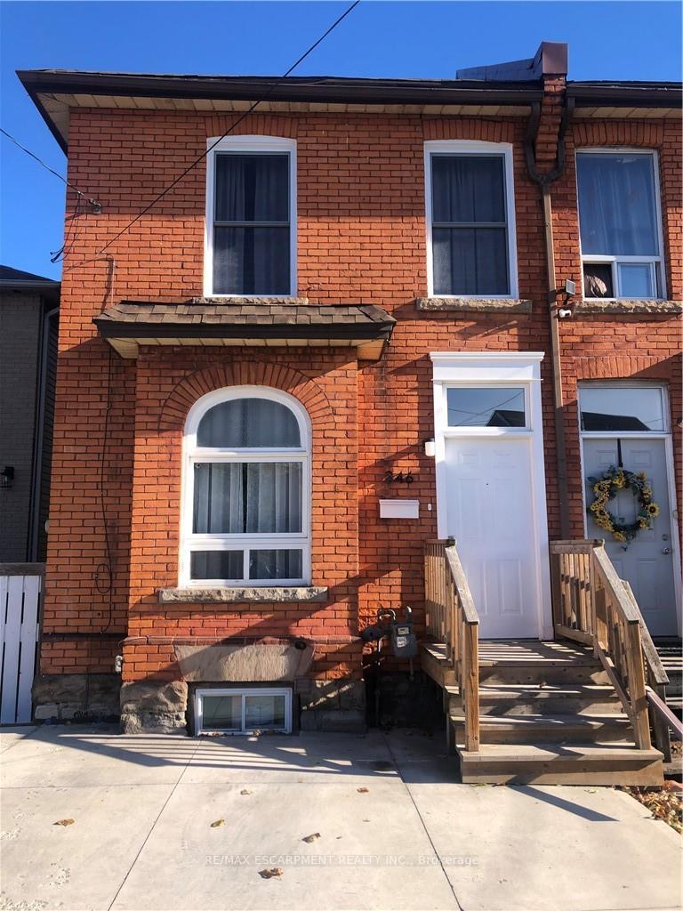 Front of 346 Hughson Street N