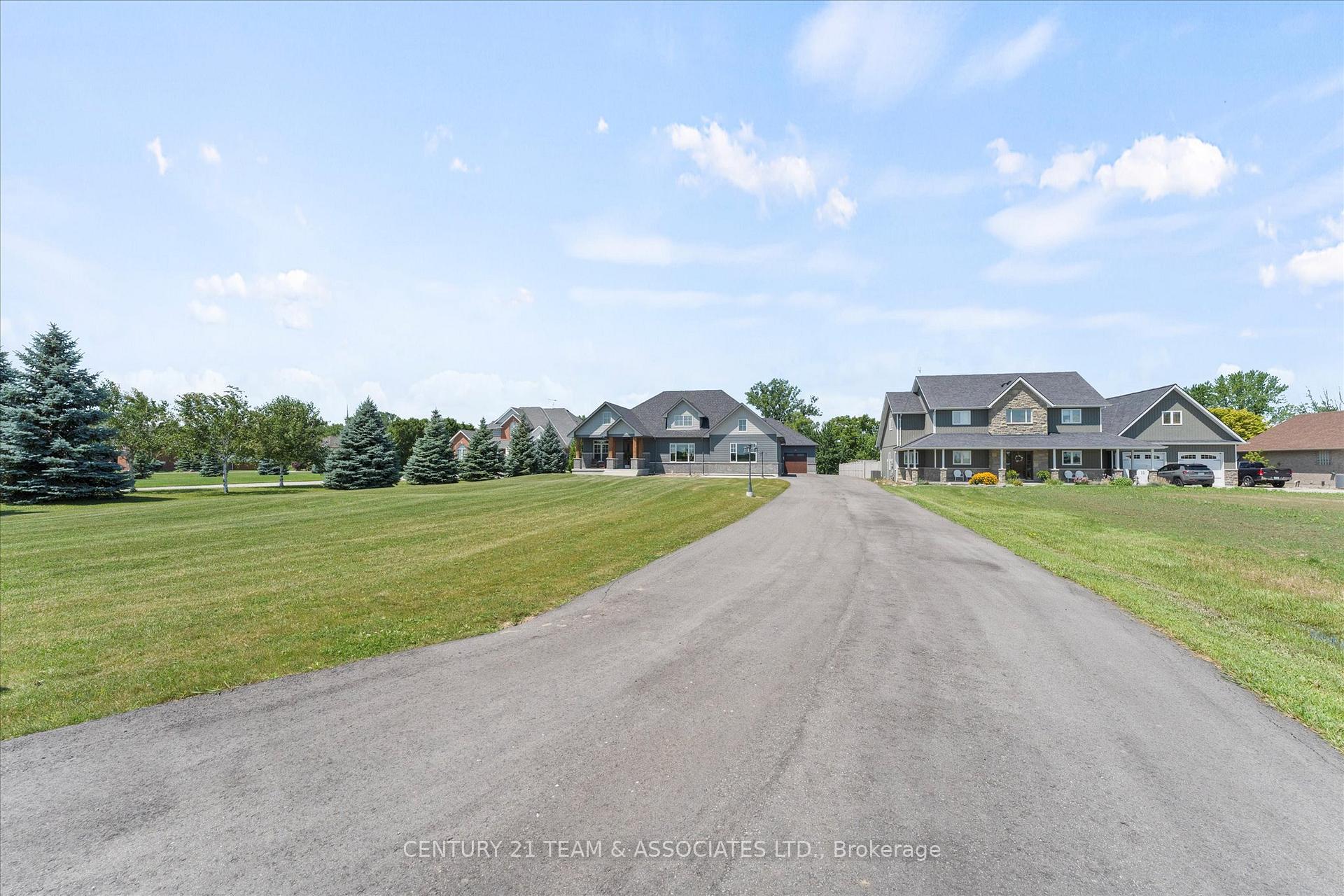Photo 3 of 1015 Ruscom River Road E, Lakeshore — HOMEH
