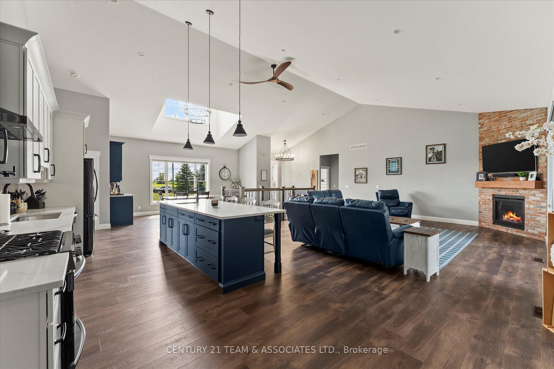 Photo 6 of 1015 Ruscom River Road E, Lakeshore — HOMEH