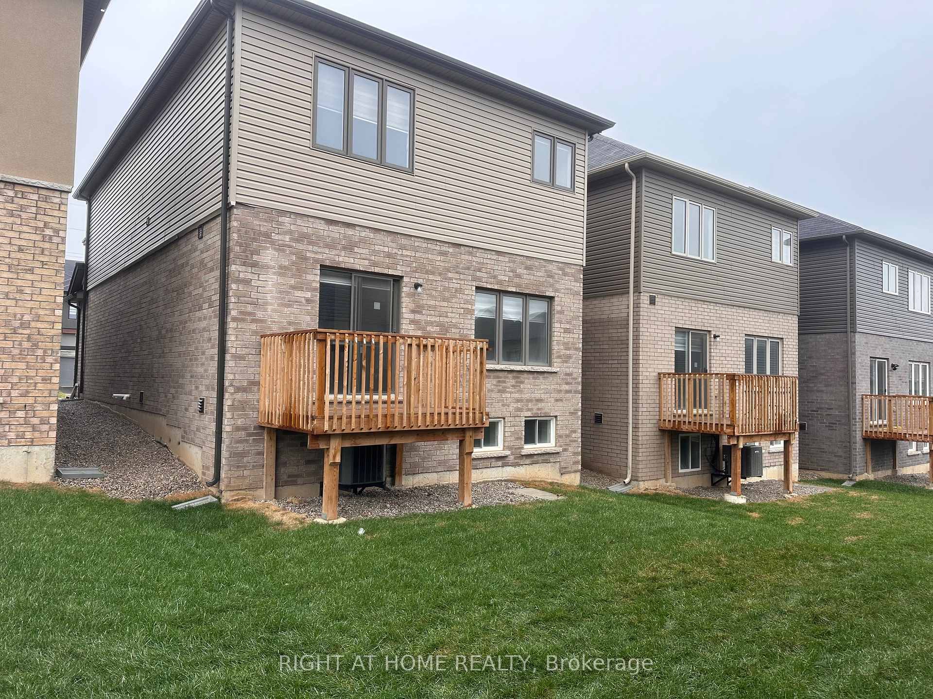 Photo 38 of 34 George Brier Drive W, Brant, Paris — HOMEH