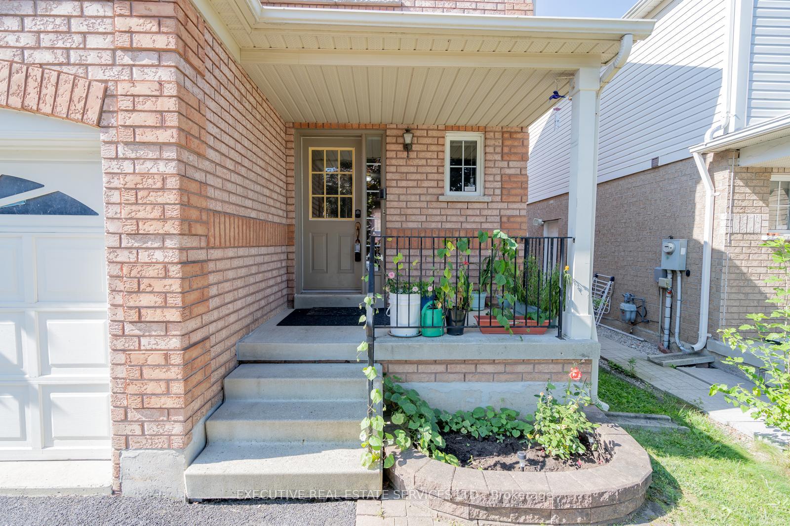 Photo 3 of 20 Heathwood Drive, Brampton, Fletcher's Meadow — HOMEH