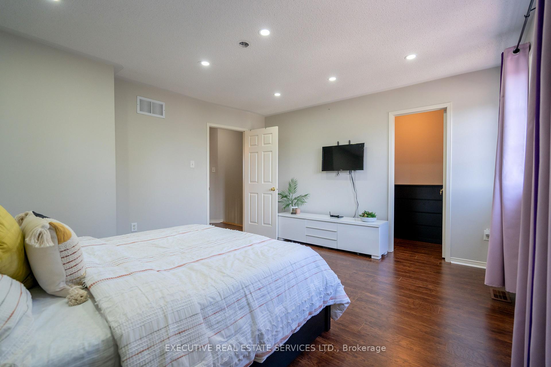 Photo 25 of 20 Heathwood Drive, Brampton, Fletcher's Meadow — HOMEH