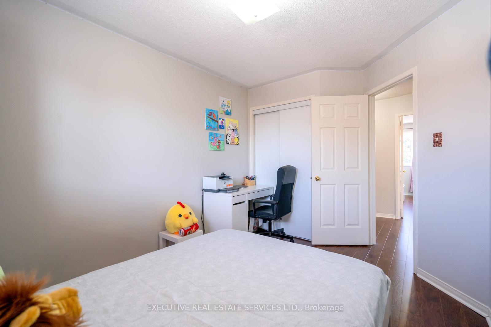Photo 13 of 20 Heathwood Drive, Brampton, Fletcher's Meadow — HOMEH