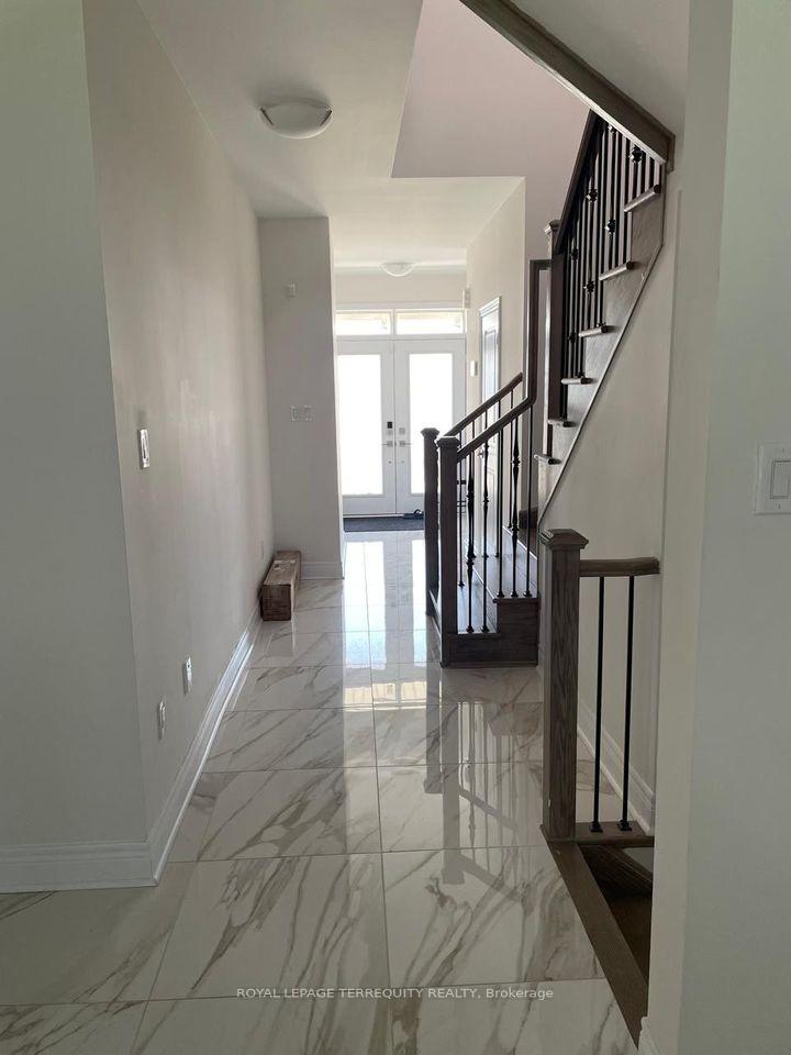Photo 4 of 30 Lepp Drive, Markham, Middlefield — HOMEH