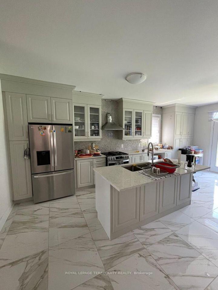 Photo 5 of 30 Lepp Drive, Markham, Middlefield — HOMEH