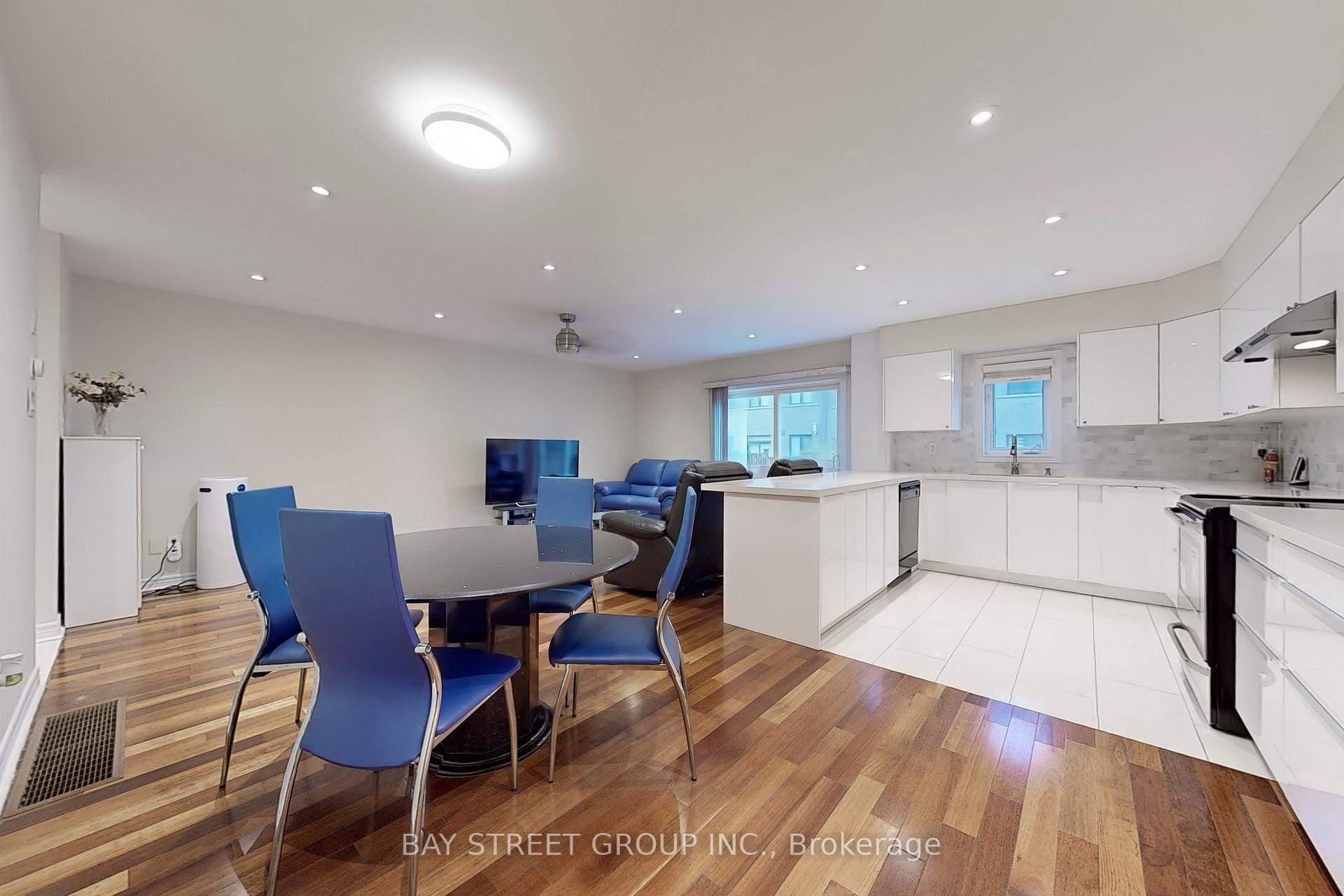 Photo 8 of 25 Maple Ridge Crescent, Markham, Greensborough — HOMEH