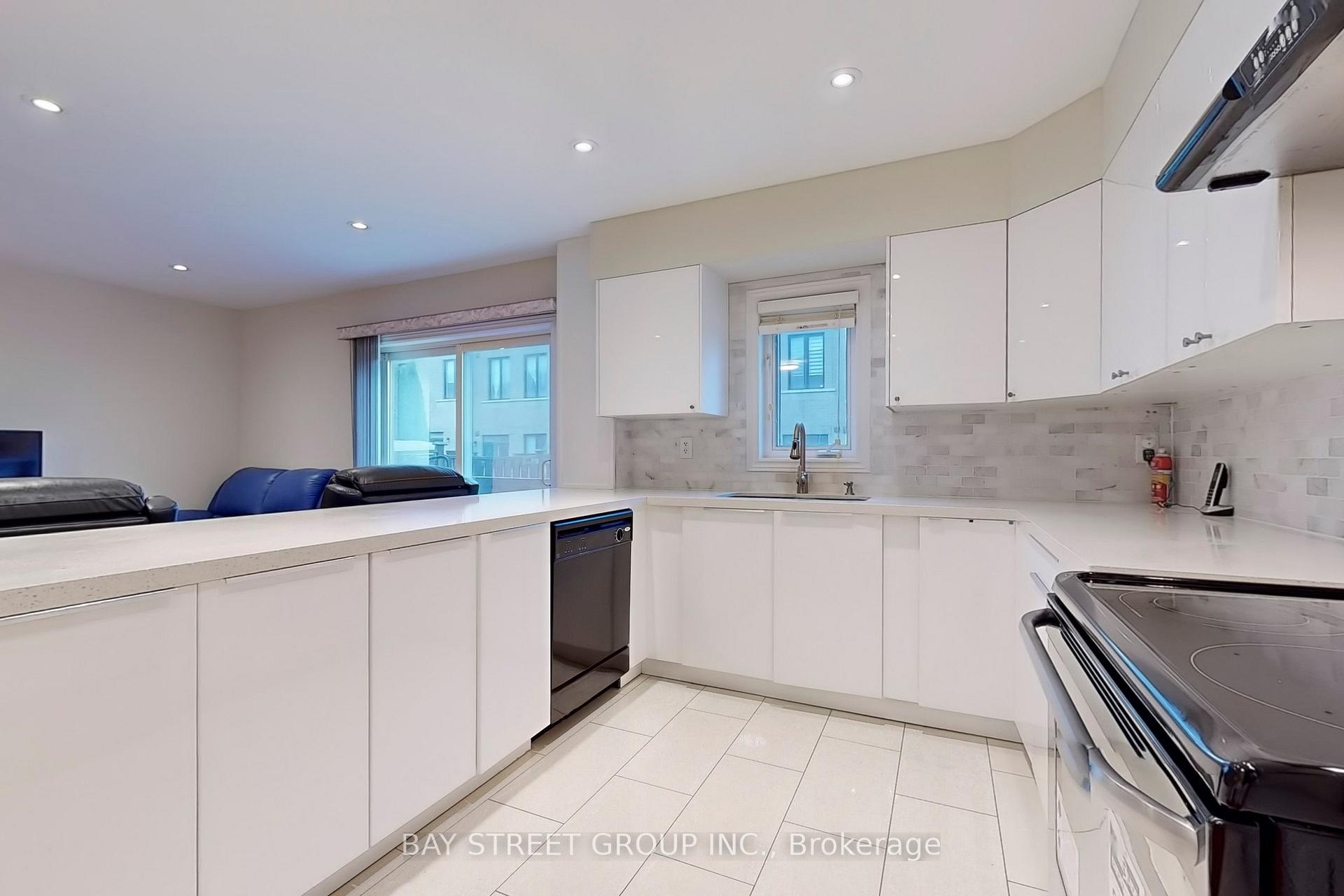 Photo 3 of 25 Maple Ridge Crescent, Markham, Greensborough — HOMEH