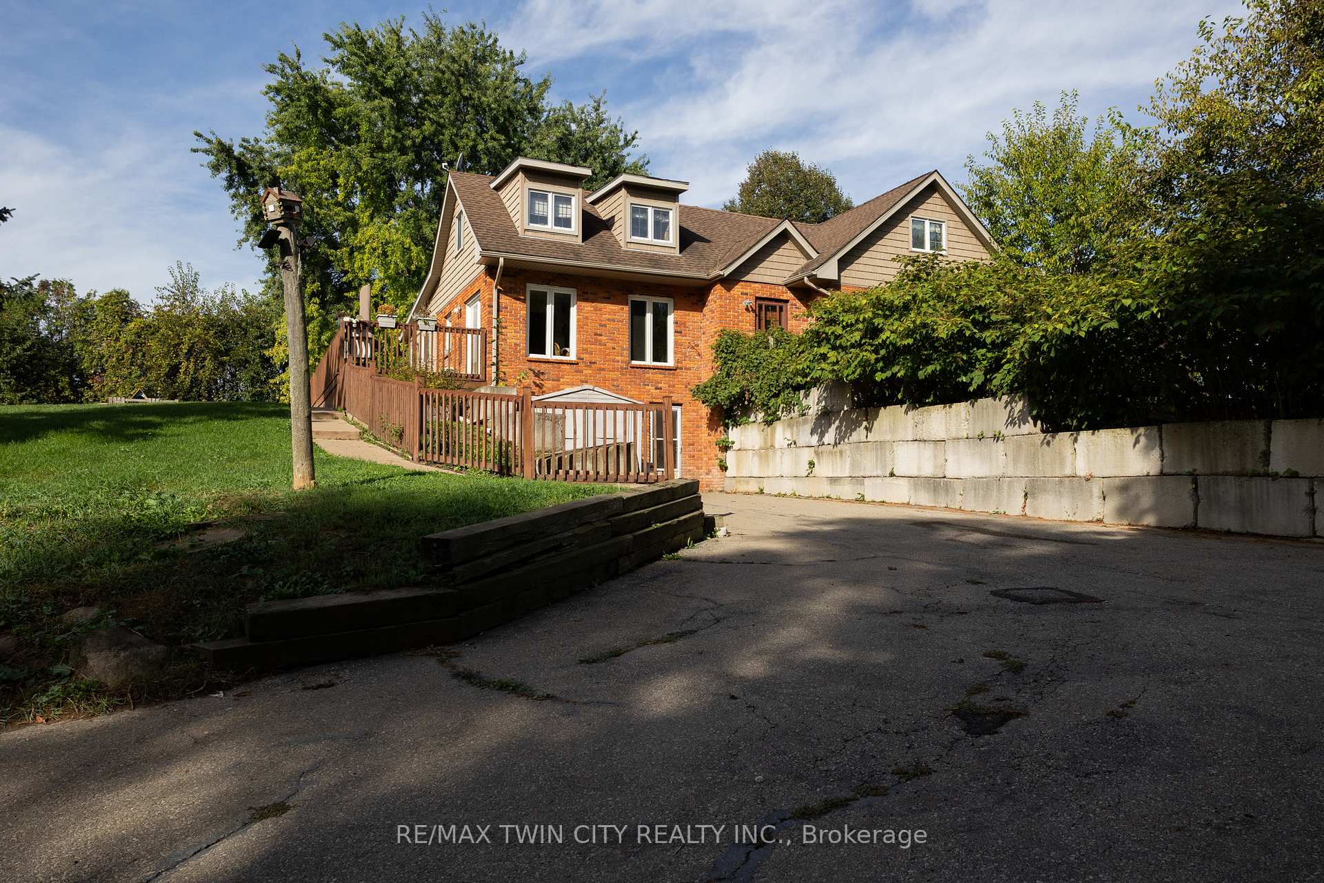 Photo 2 of 93 Simcoe Street, Brant, Oakland — HOMEH