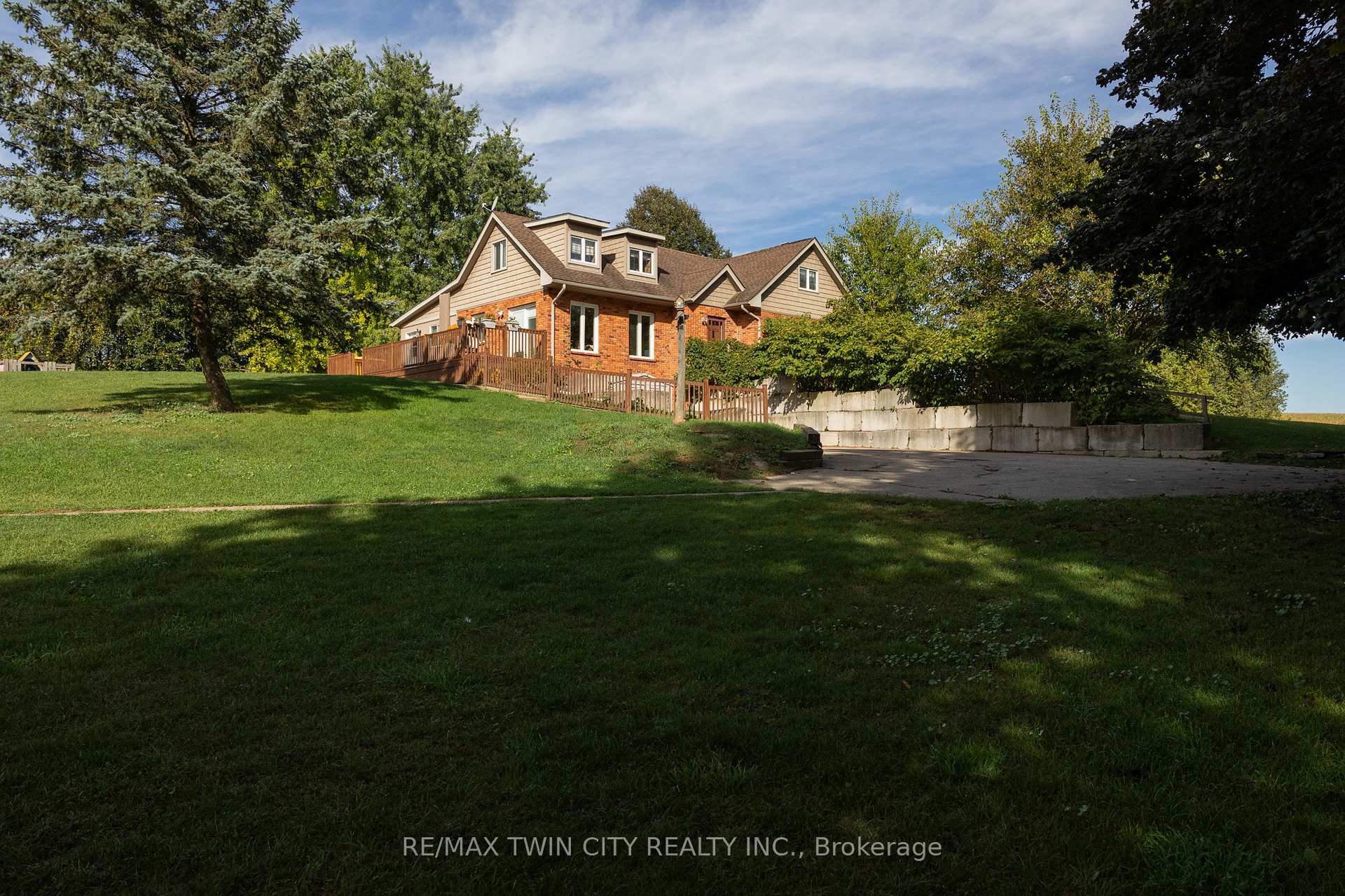 Photo 3 of 93 Simcoe Street, Brant, Oakland — HOMEH