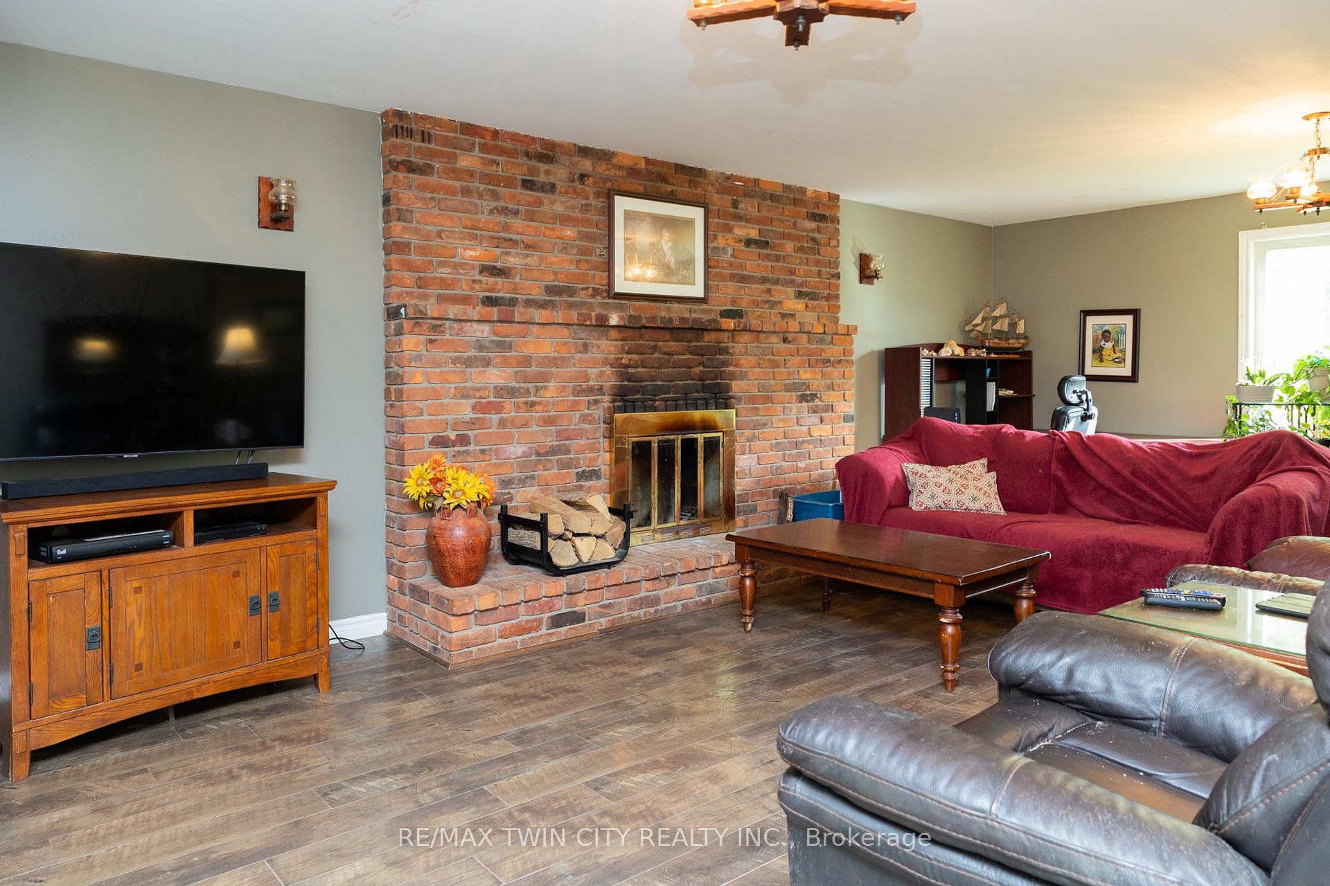 Photo 9 of 93 Simcoe Street, Brant, Oakland — HOMEH