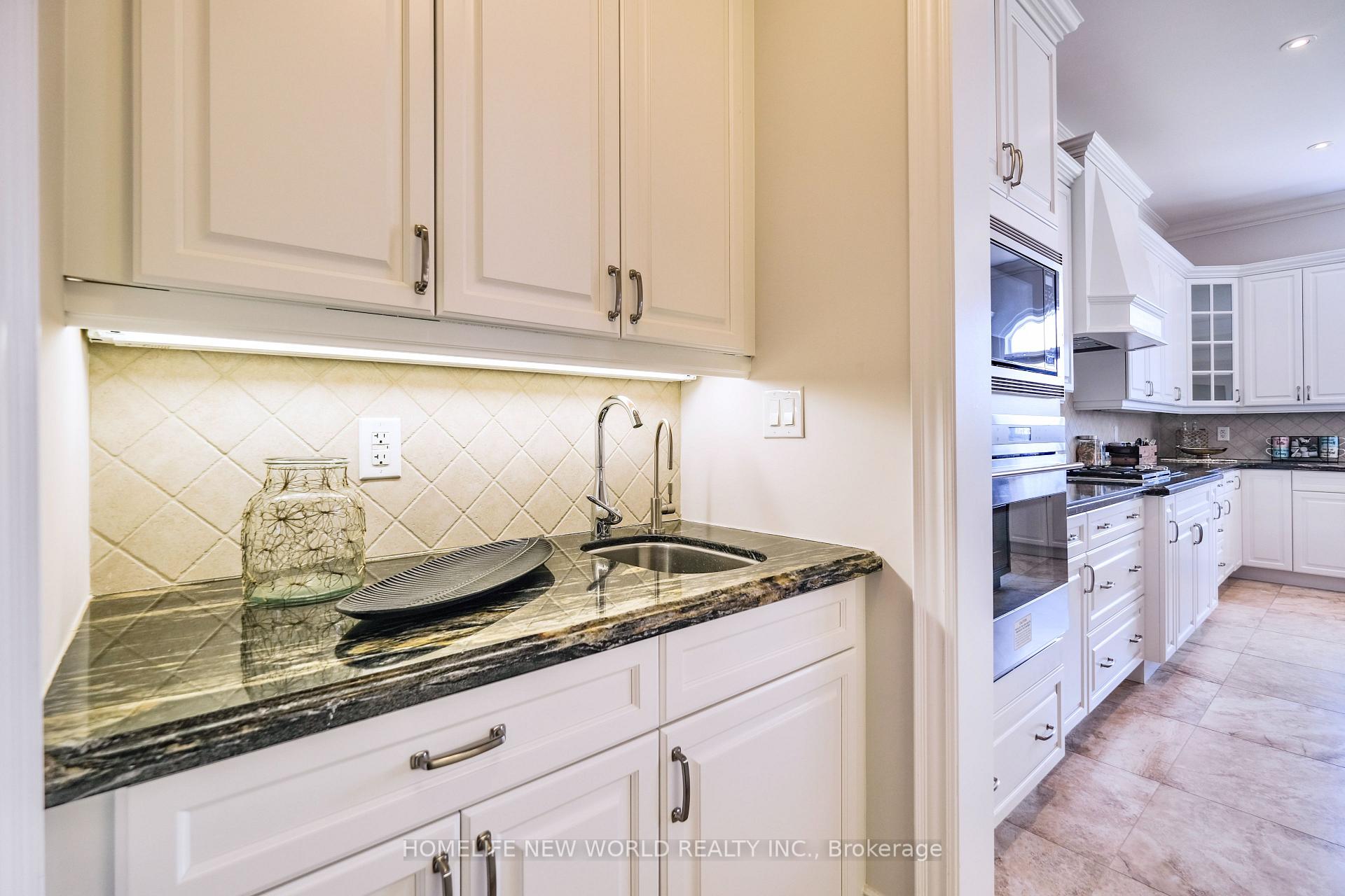 Photo 10 of 98 Carisbrooke Circle, Aurora, Bayview Southeast — HOMEH
