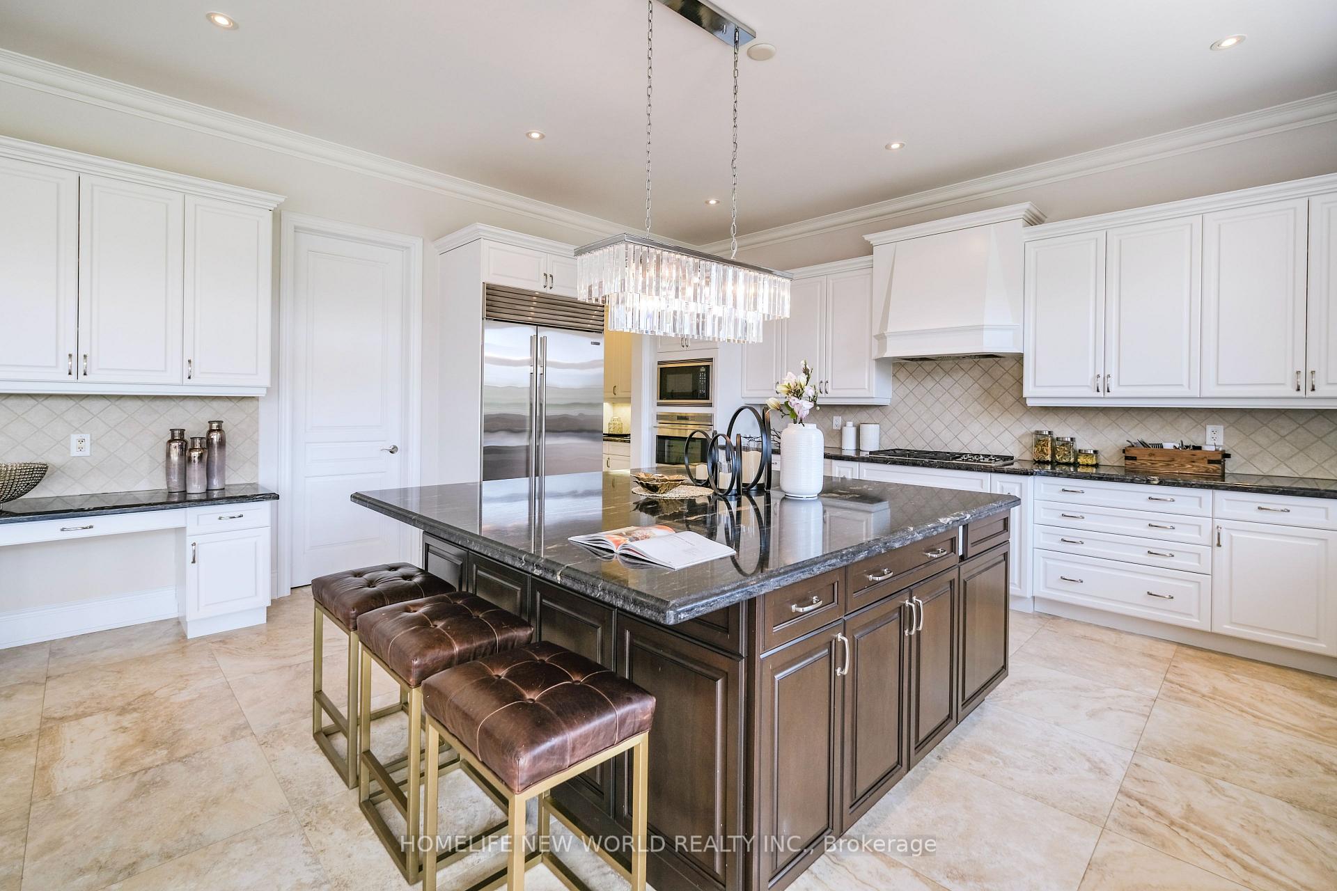 Photo 15 of 98 Carisbrooke Circle, Aurora, Bayview Southeast — HOMEH