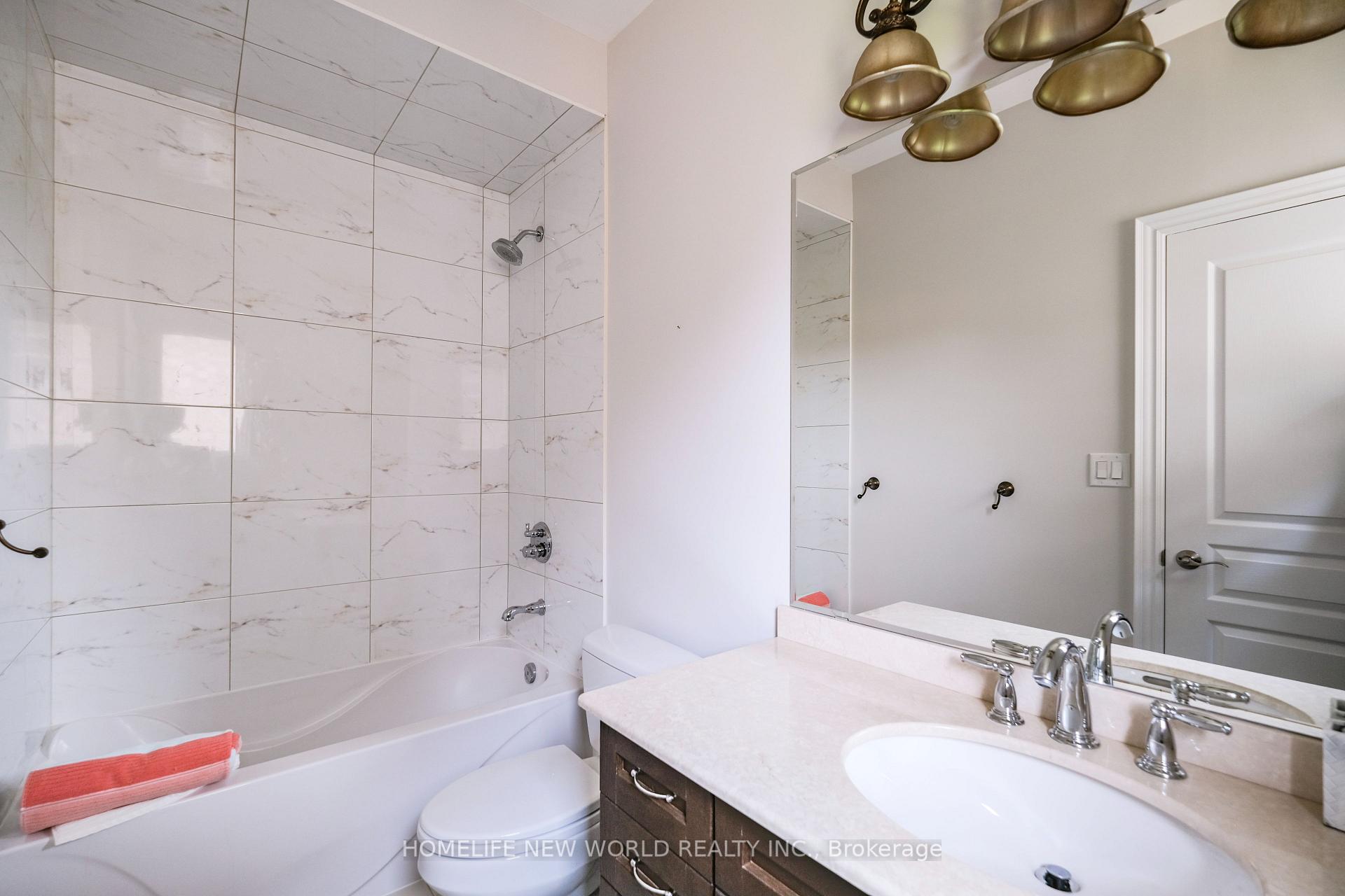 Photo 32 of 98 Carisbrooke Circle, Aurora, Bayview Southeast — HOMEH