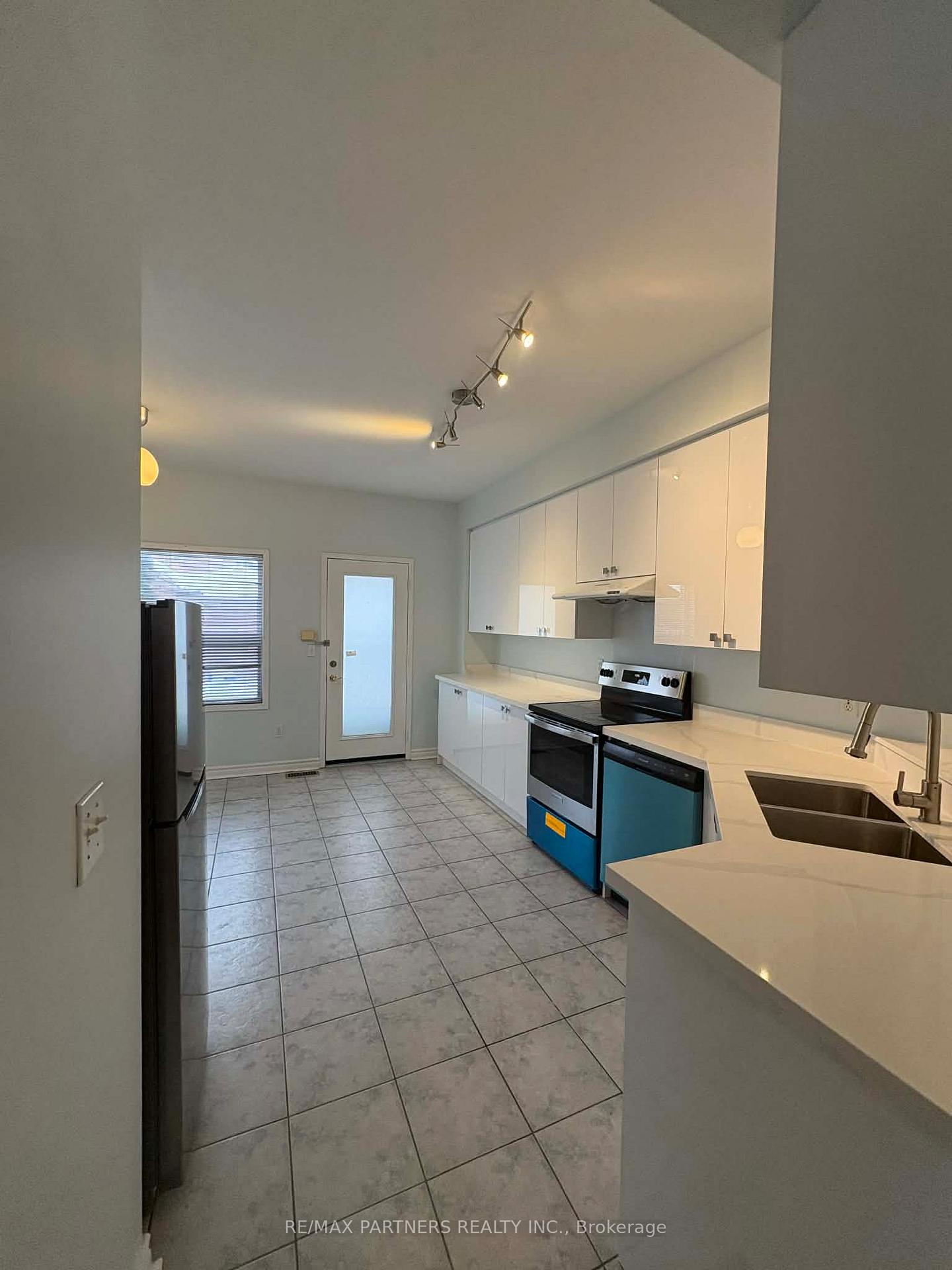 Photo 3 of 83 Bur Oak Avenue, Markham, Berczy — HOMEH