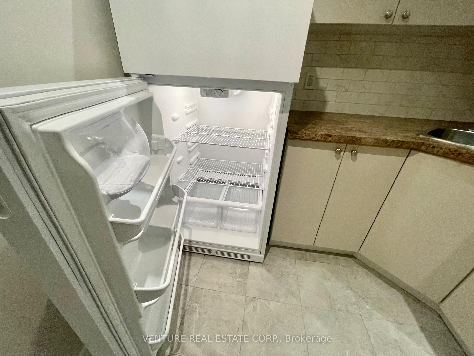 Photo 4 of 77 Greylawn Crescent, Scarborough, Wexford-Maryvale — HOMEH
