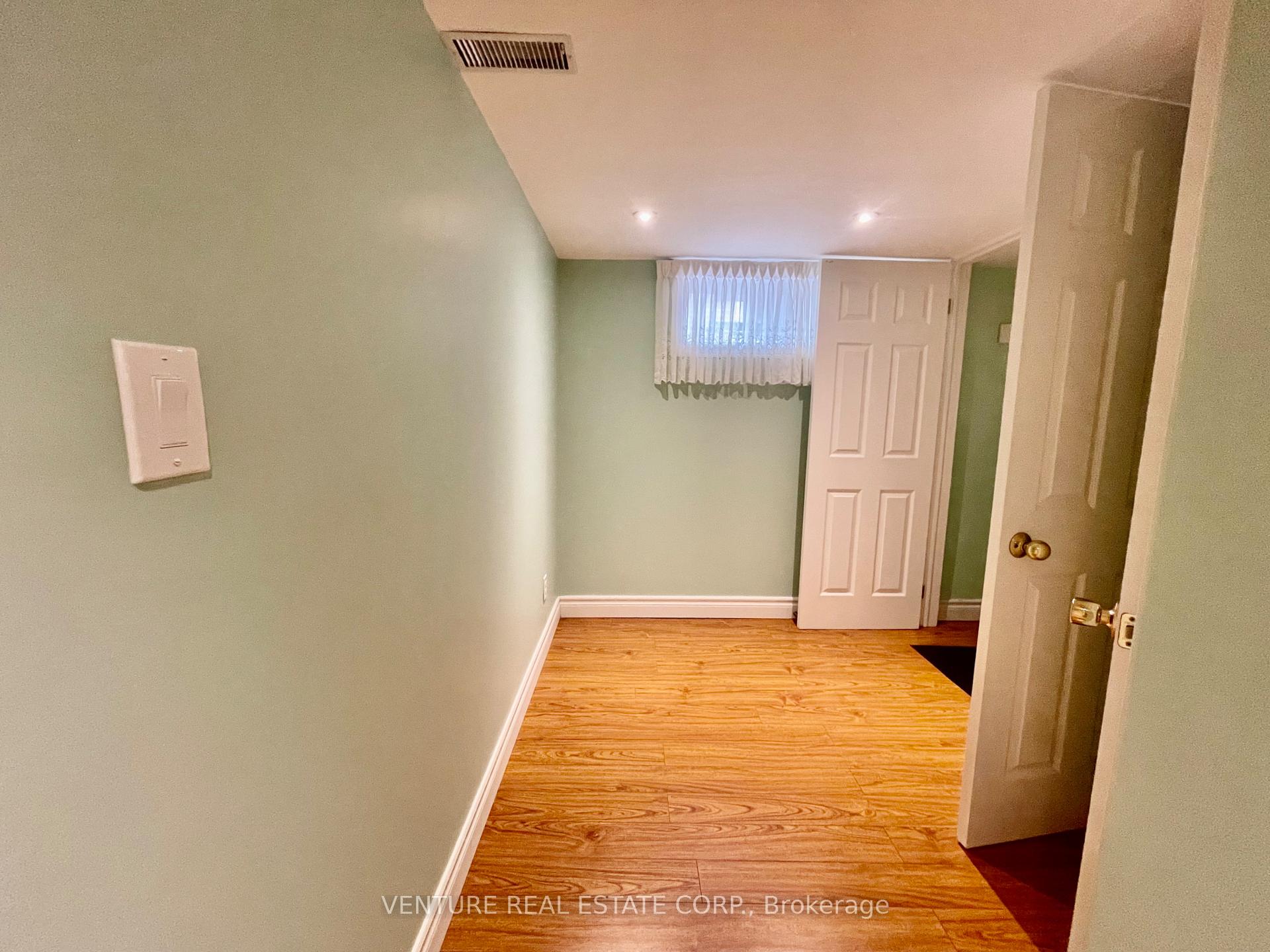 Photo 9 of 77 Greylawn Crescent, Scarborough, Wexford-Maryvale — HOMEH