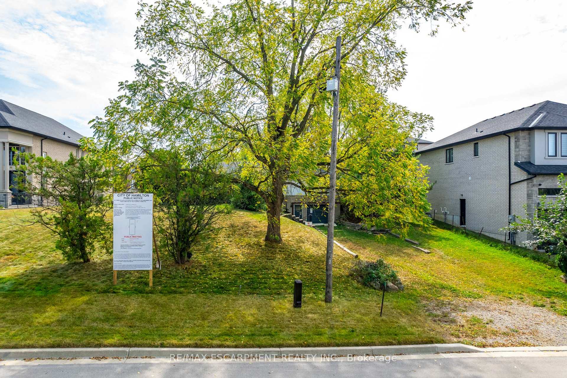 Photo 3 of 237 Springbrook Avenue, Hamilton, Ancaster — HOMEH