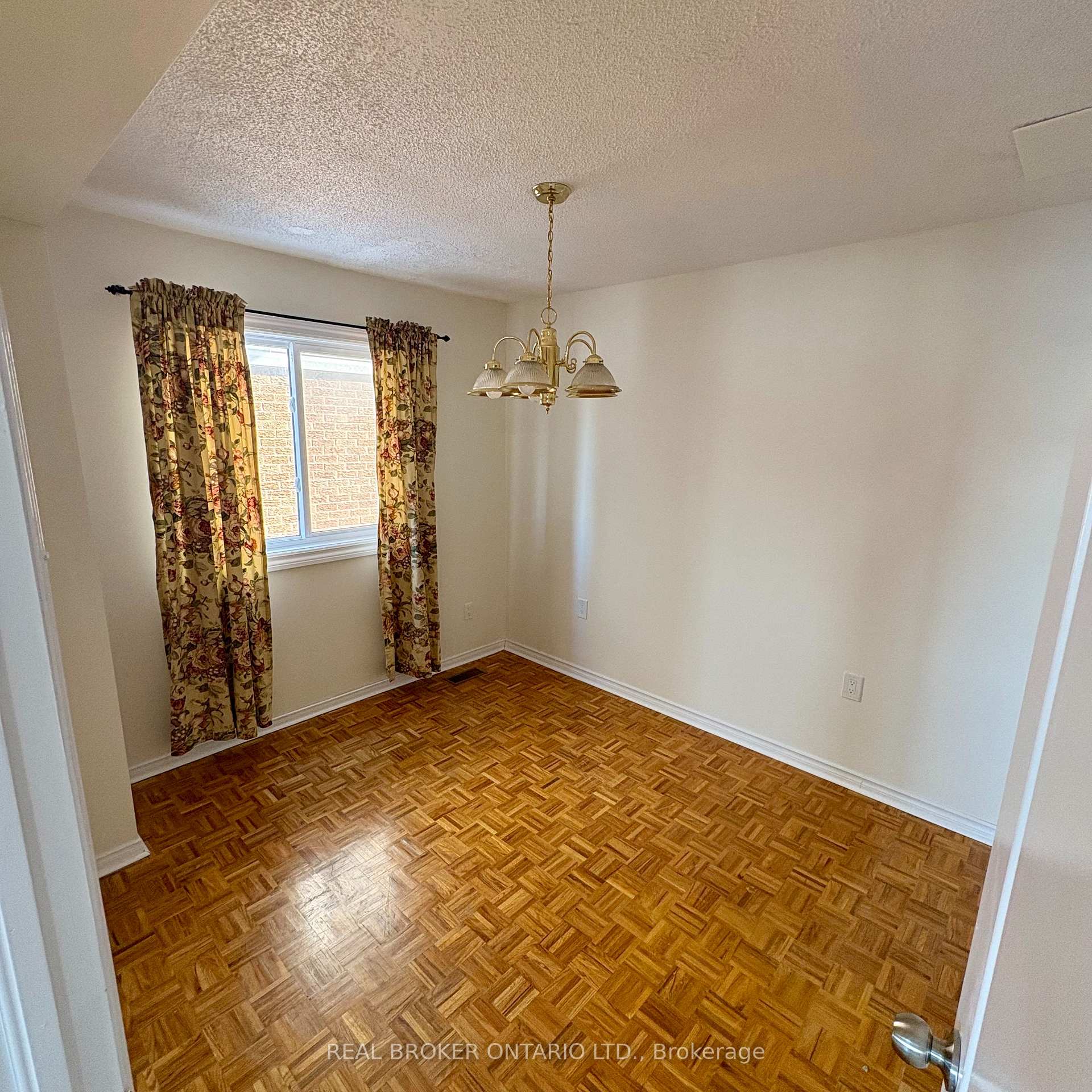 Photo 7 of 63 Acadian Heights, Brampton, Fletcher's Creek South — HOMEH