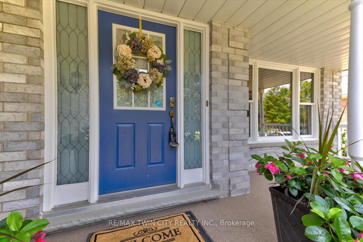 Photo 3 of 27 Westforest Trail, Kitchener — HOMEH