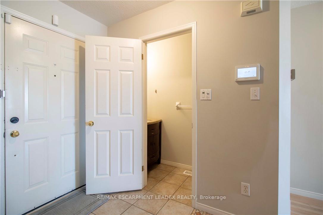 Photo 3 of 26 Kendrick Court, Hamilton, Ancaster — HOMEH