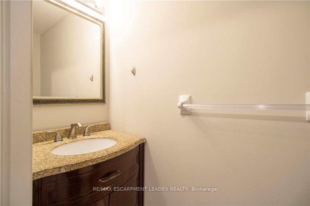 Photo 4 of 26 Kendrick Court, Hamilton, Ancaster — HOMEH