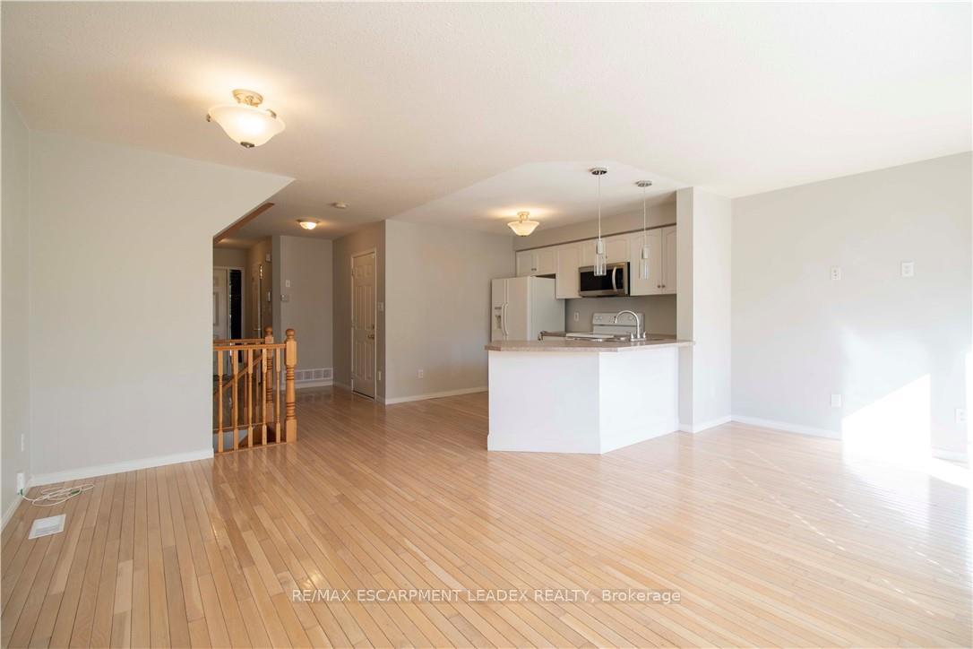 Photo 10 of 26 Kendrick Court, Hamilton, Ancaster — HOMEH