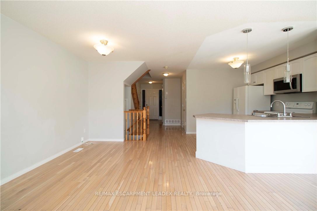 Photo 11 of 26 Kendrick Court, Hamilton, Ancaster — HOMEH