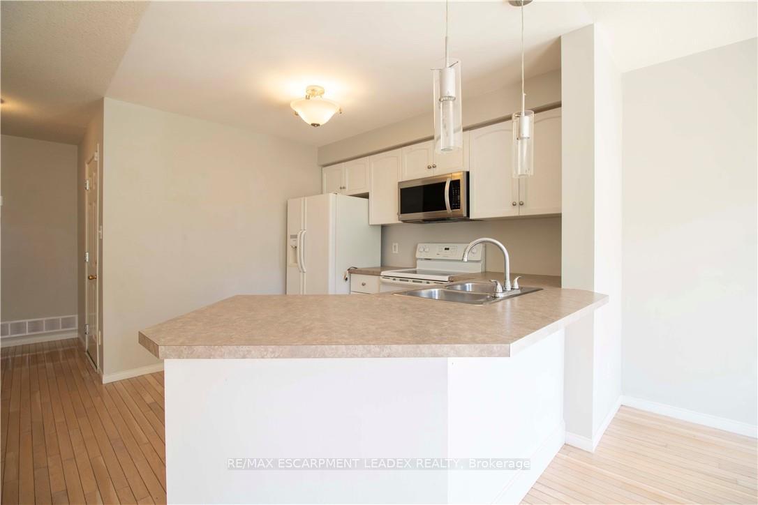 Photo 15 of 26 Kendrick Court, Hamilton, Ancaster — HOMEH