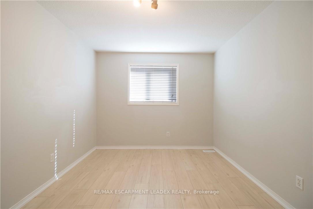 Photo 13 of 26 Kendrick Court, Hamilton, Ancaster — HOMEH