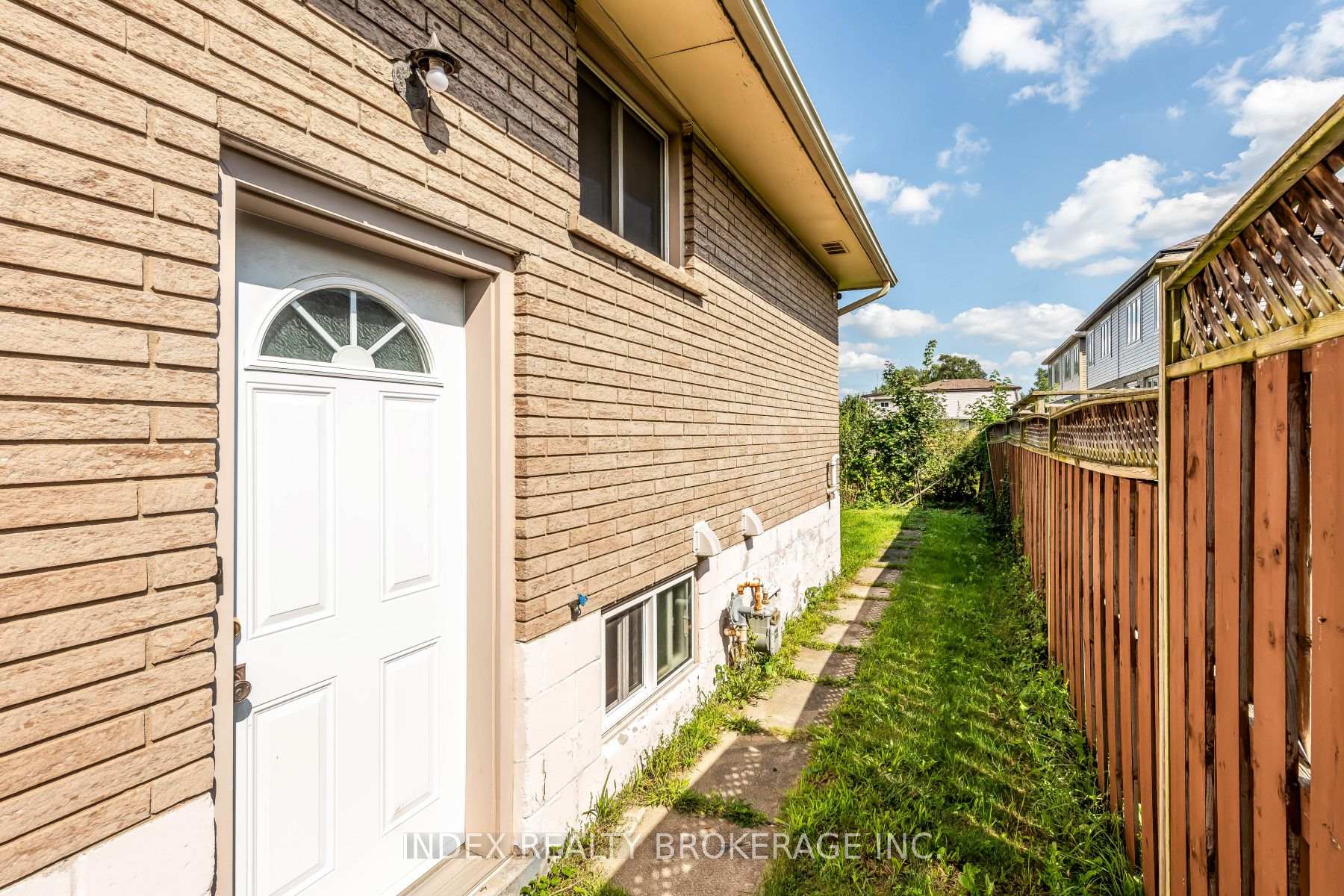 Photo 2 of 28 Blenheim Drive, Hamilton, Stoney Creek — HOMEH