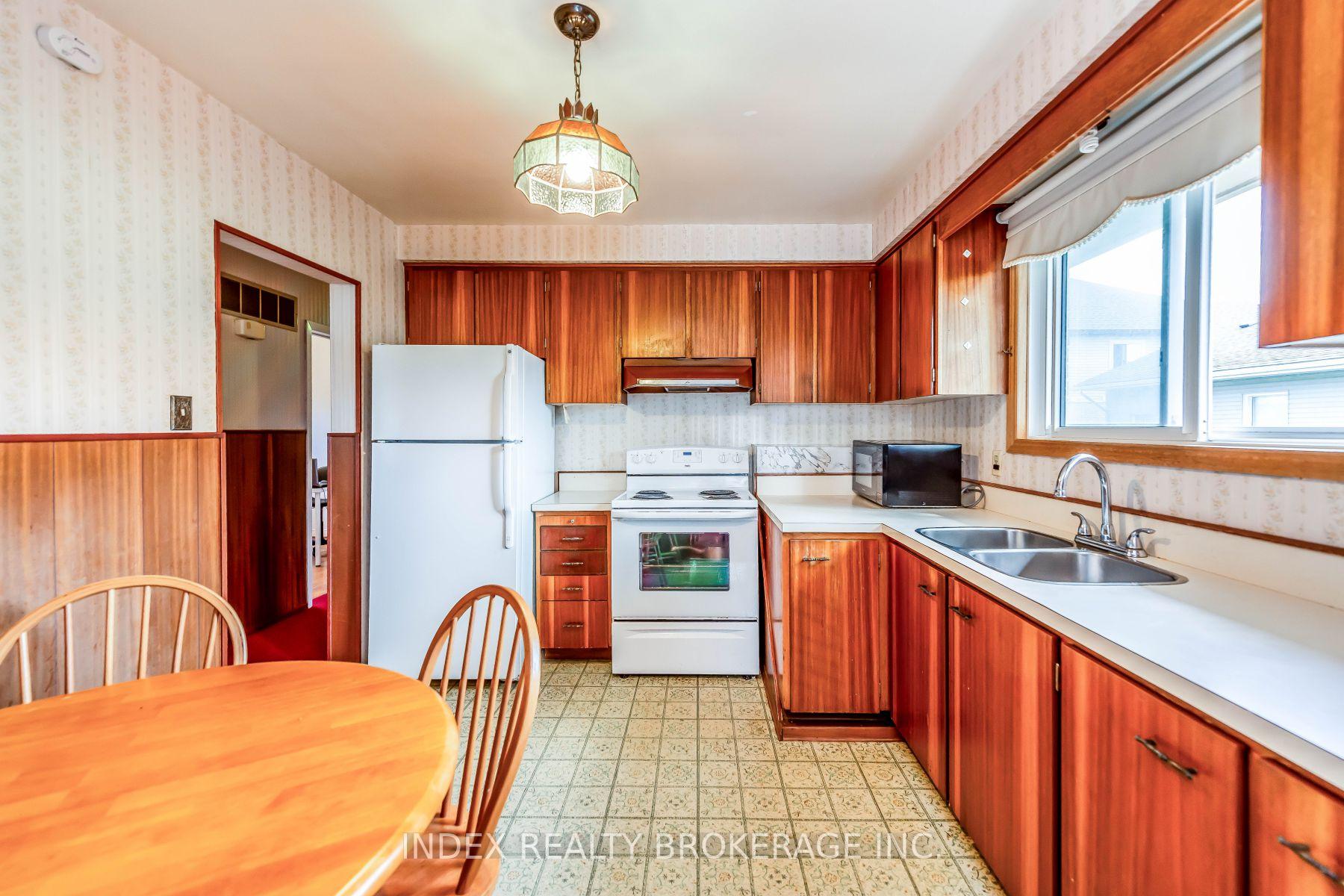 Photo 8 of 28 Blenheim Drive, Hamilton, Stoney Creek — HOMEH