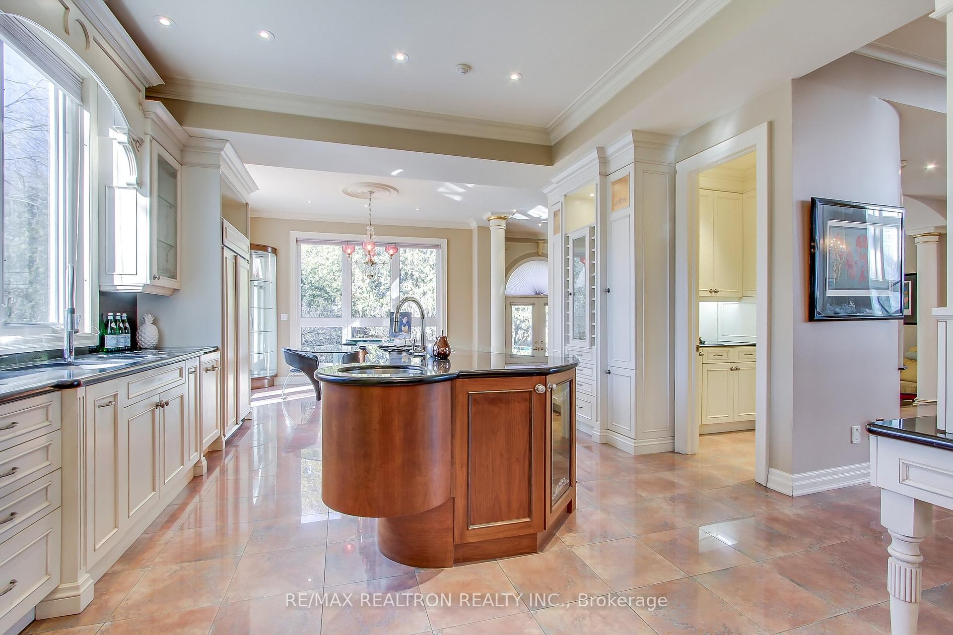 Photo 14 of 38 Thornridge Drive, Vaughan, Crestwood-Springfarm-Yorkhill — HOMEH