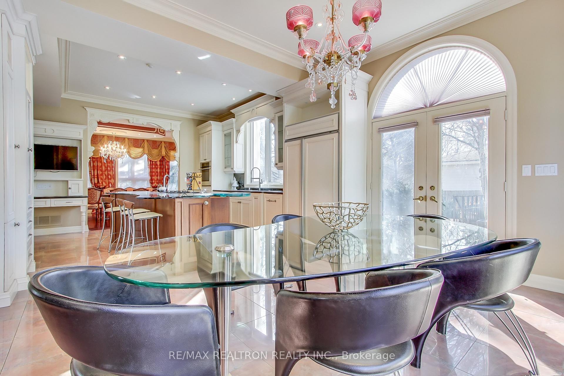 Photo 11 of 38 Thornridge Drive, Vaughan, Crestwood-Springfarm-Yorkhill — HOMEH
