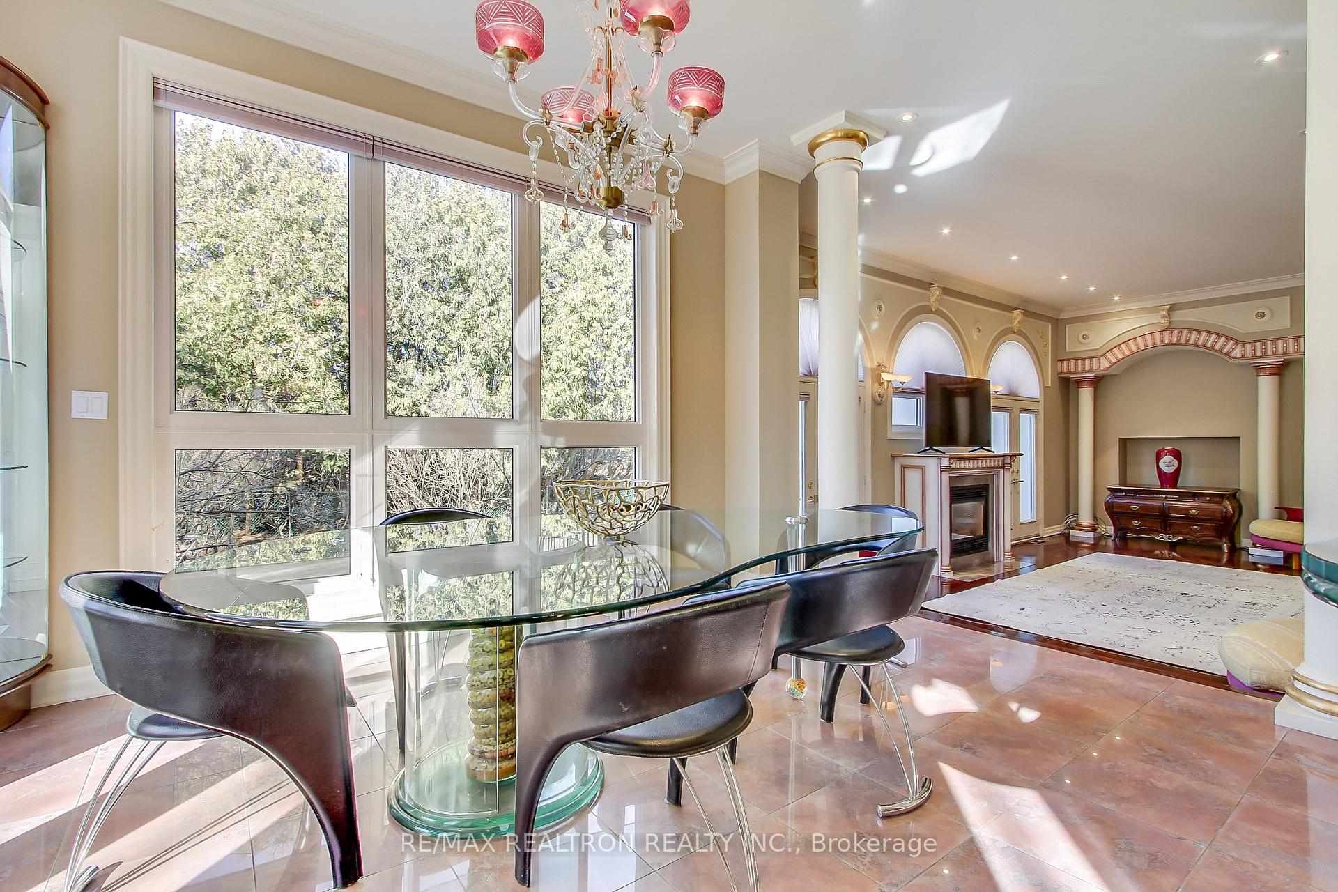 Photo 16 of 38 Thornridge Drive, Vaughan, Crestwood-Springfarm-Yorkhill — HOMEH