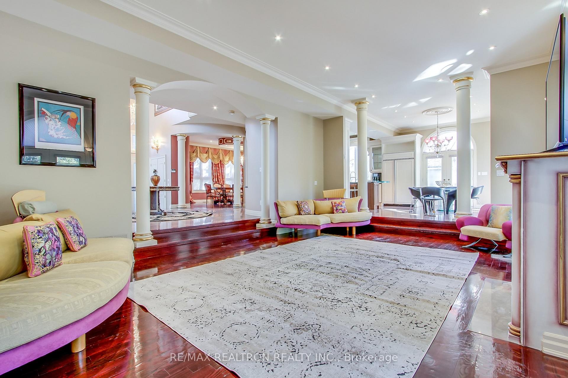 Photo 9 of 38 Thornridge Drive, Vaughan, Crestwood-Springfarm-Yorkhill — HOMEH
