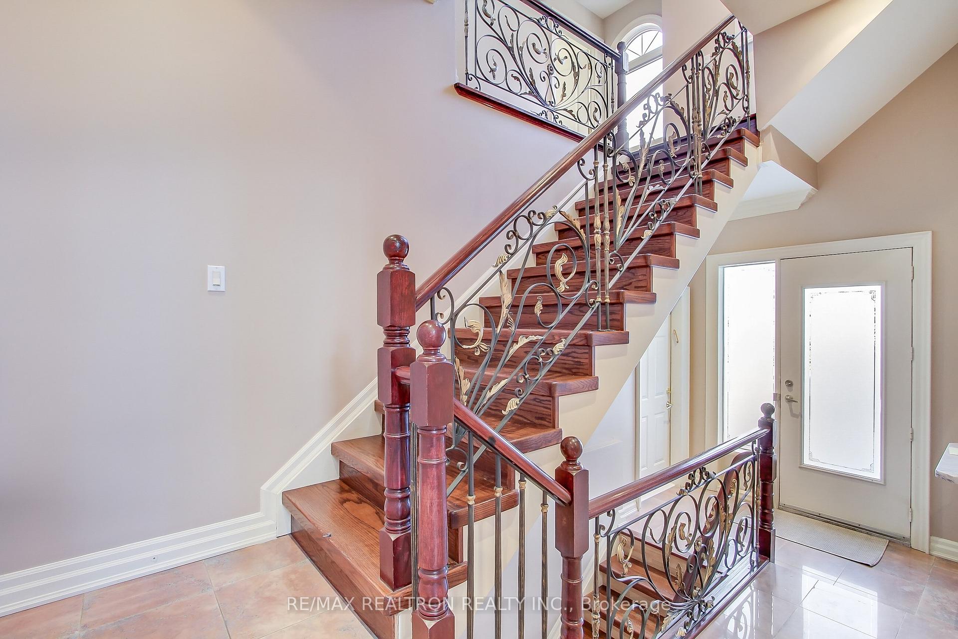 Photo 24 of 38 Thornridge Drive, Vaughan, Crestwood-Springfarm-Yorkhill — HOMEH