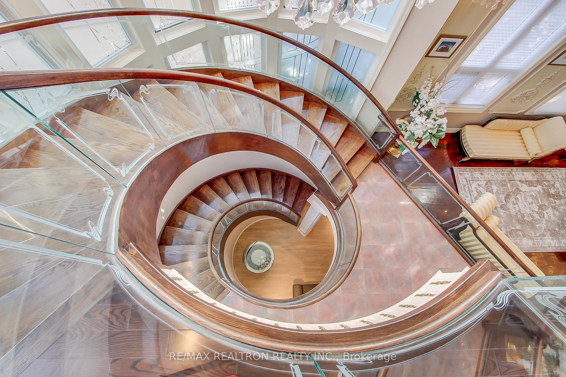 Photo 37 of 38 Thornridge Drive, Vaughan, Crestwood-Springfarm-Yorkhill — HOMEH