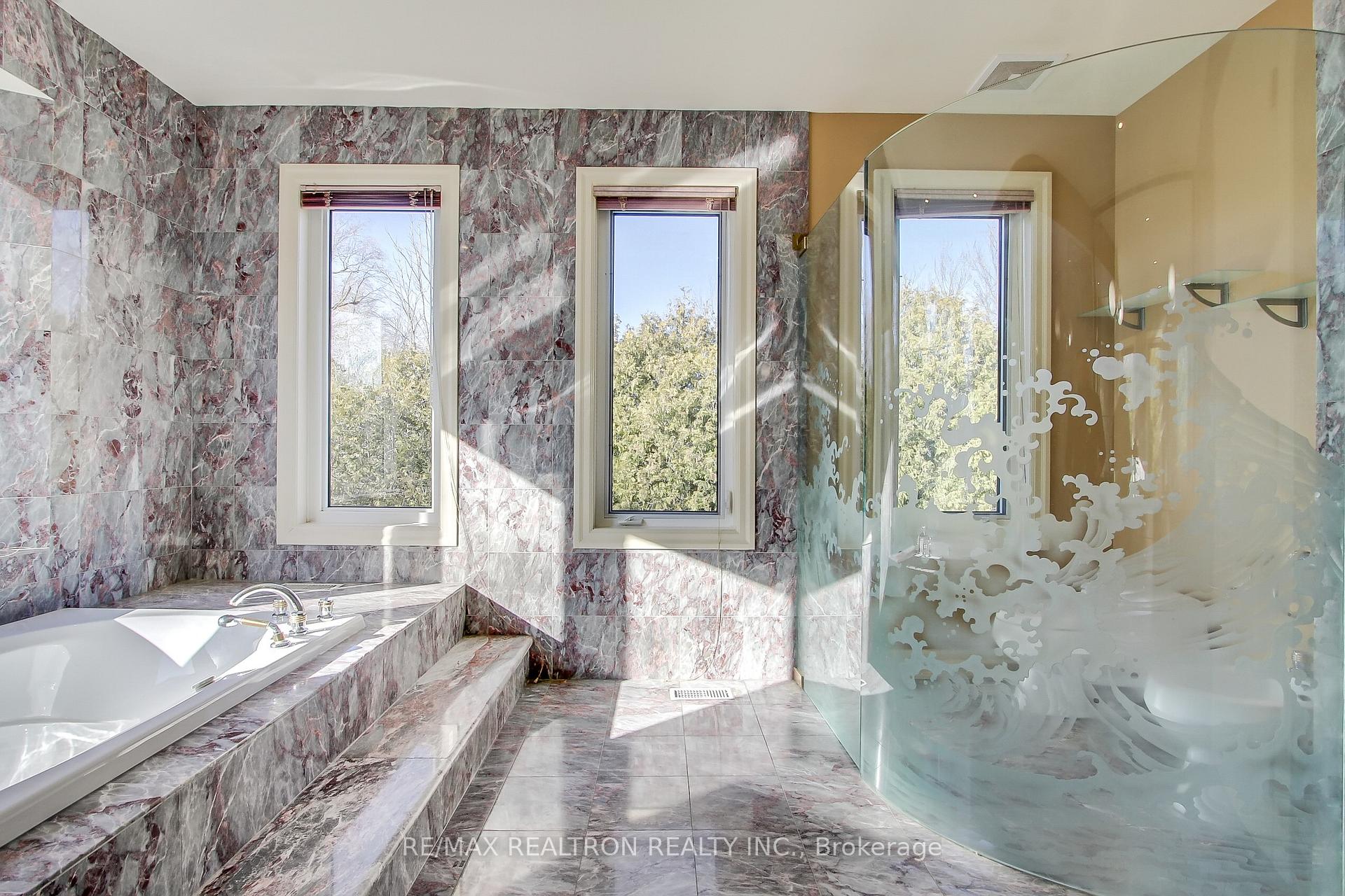 Photo 18 of 38 Thornridge Drive, Vaughan, Crestwood-Springfarm-Yorkhill — HOMEH