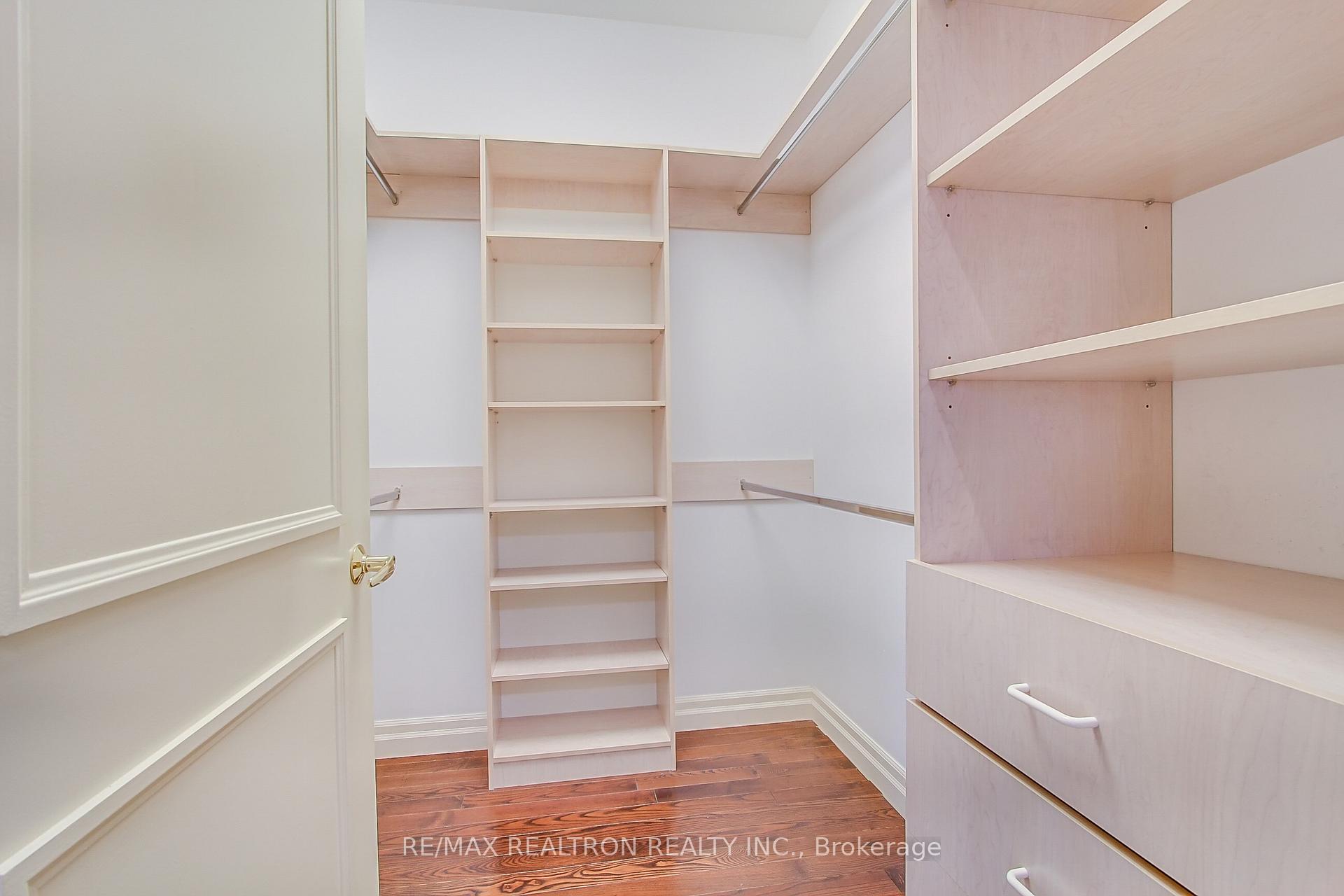Photo 17 of 38 Thornridge Drive, Vaughan, Crestwood-Springfarm-Yorkhill — HOMEH