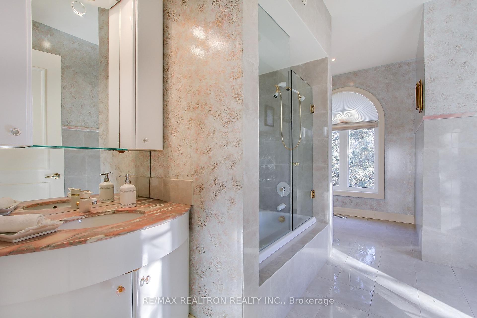 Photo 22 of 38 Thornridge Drive, Vaughan, Crestwood-Springfarm-Yorkhill — HOMEH