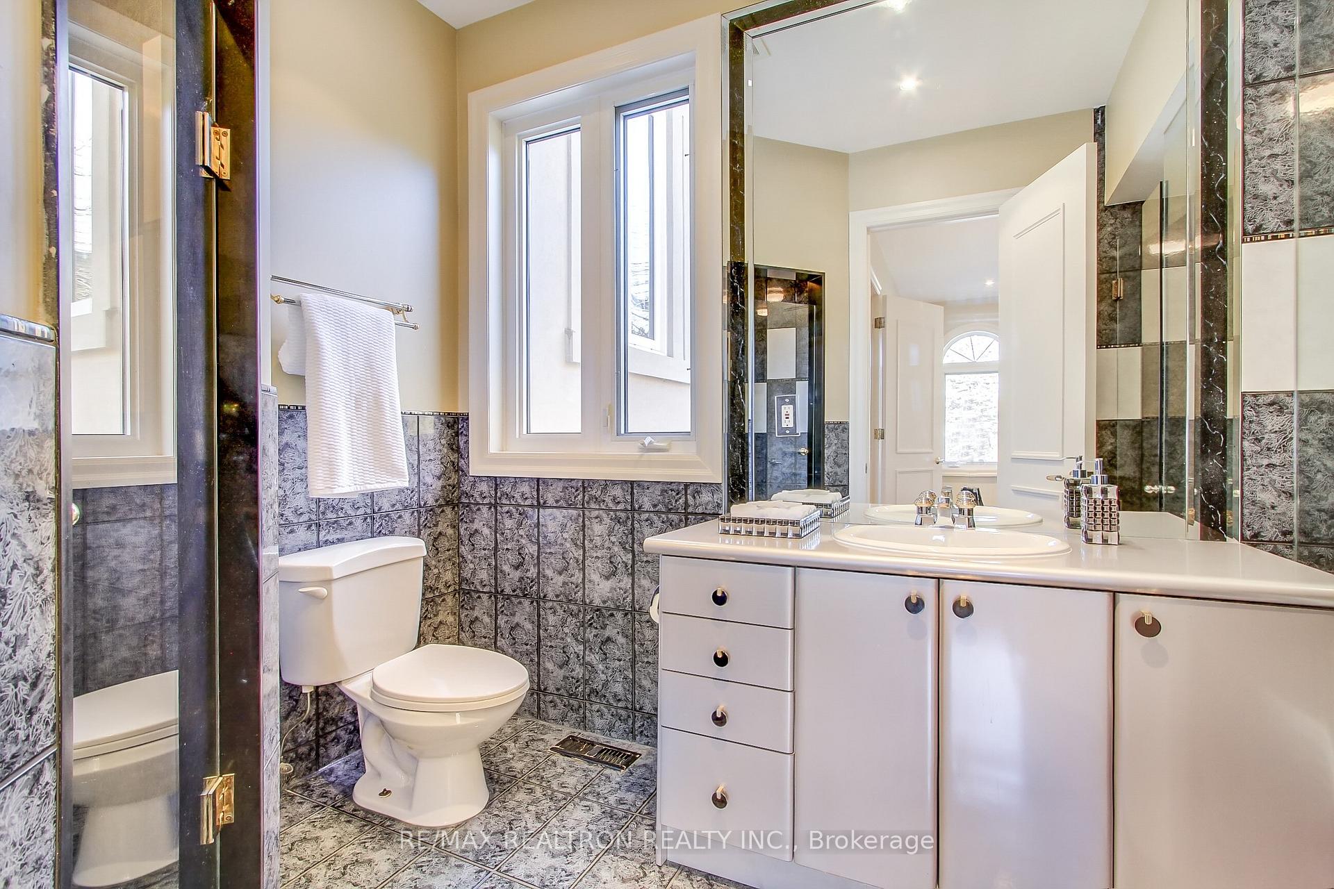 Photo 28 of 38 Thornridge Drive, Vaughan, Crestwood-Springfarm-Yorkhill — HOMEH