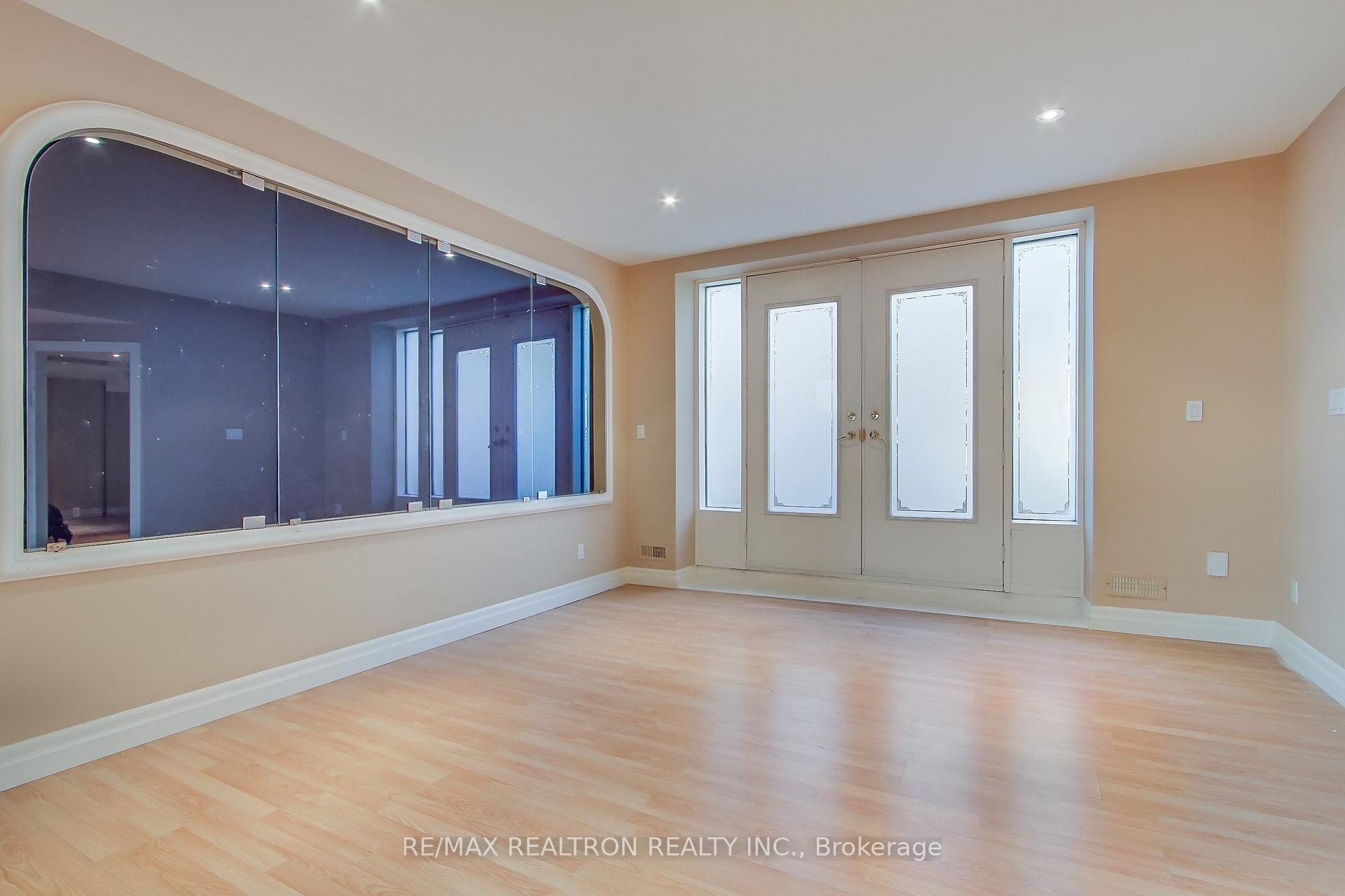 Photo 21 of 38 Thornridge Drive, Vaughan, Crestwood-Springfarm-Yorkhill — HOMEH