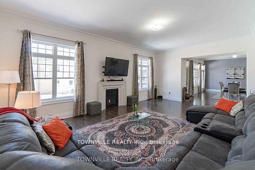 Photo 9 of 13 John Carrol Drive, Welland, Broadway — HOMEH