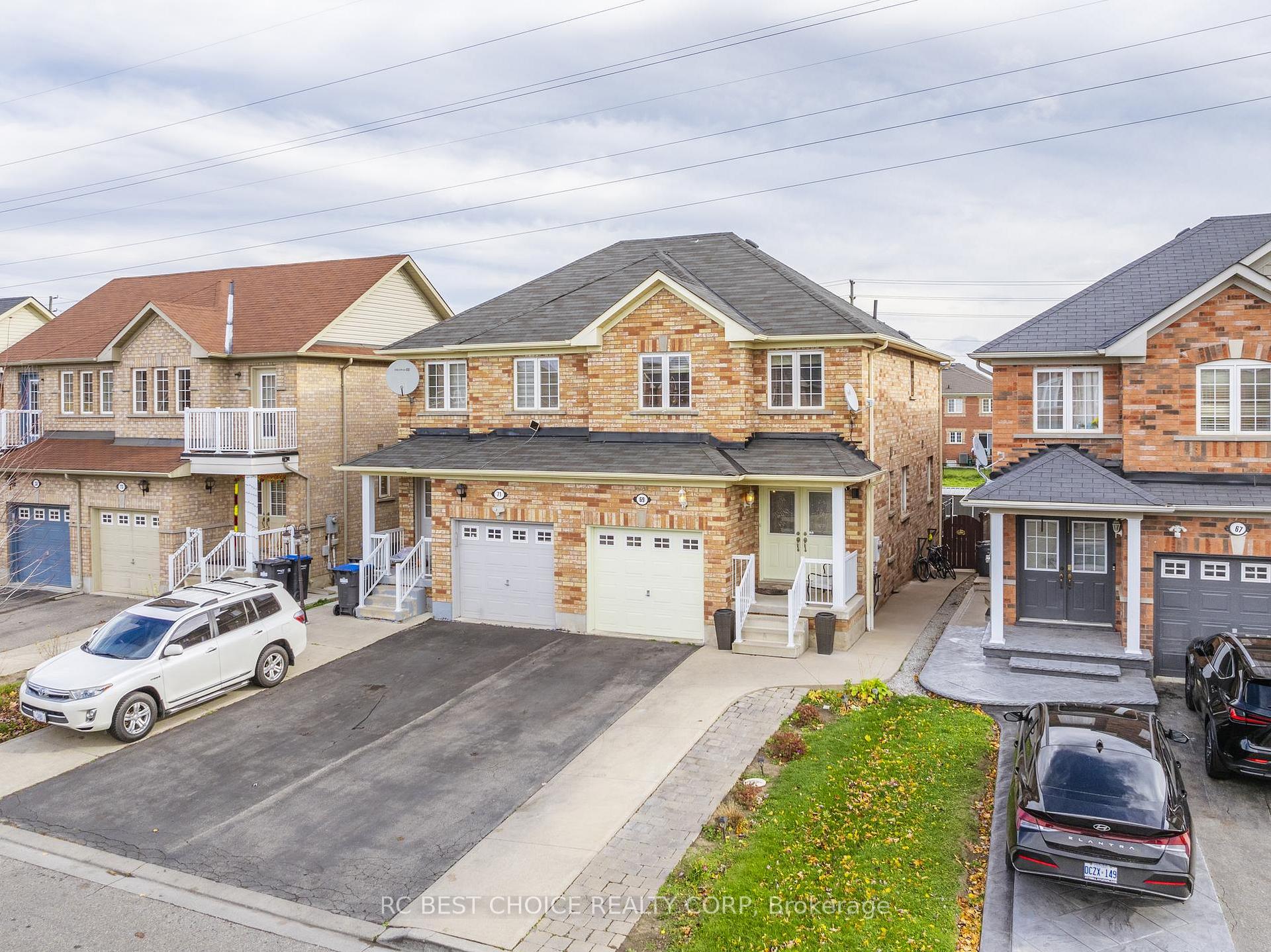 Photo 10 of 69 Roundstone Drive, Brampton, Credit Valley — HOMEH