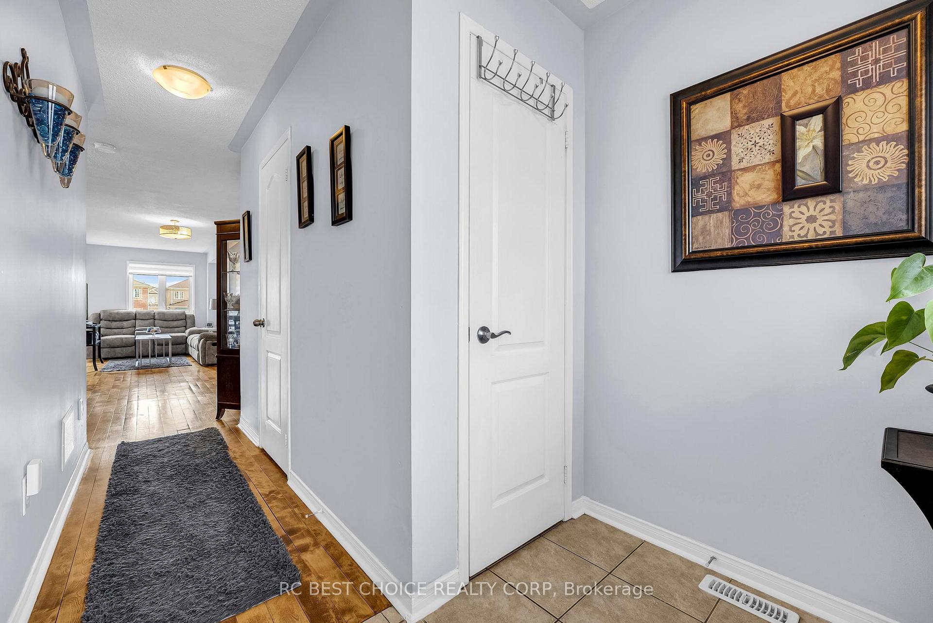 Photo 4 of 69 Roundstone Drive, Brampton, Credit Valley — HOMEH