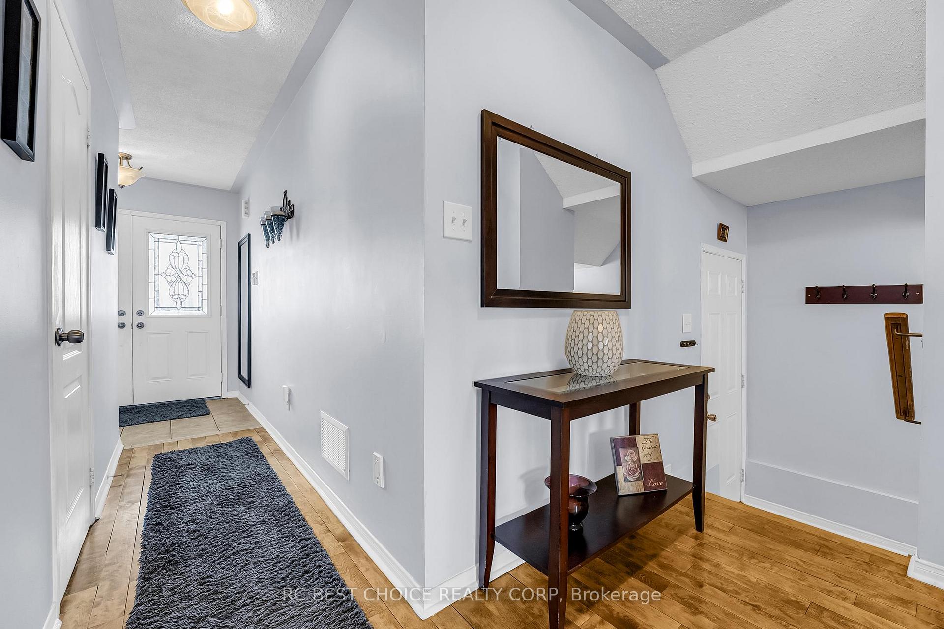 Photo 3 of 69 Roundstone Drive, Brampton, Credit Valley — HOMEH